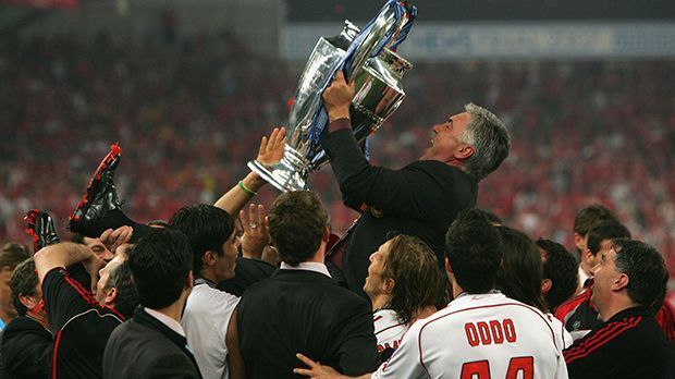 
                <strong>2001-09: Trainer des AC Mailand</strong><br>
                2001-09: Trainer des AC Mailand. Im Finale der Champions League 2005 führt Milan zur Halbzeit 3:0 gegen Liverpool - und verliert noch! Bei der Neuauflage des Duells 2007 setzt sich Ancelottis Mannschaft durch. Seine Trainer-Bilanz beim AC Mailand: eine Meisterschaft, ein Pokalsieg, zwei Champions-League-Siege, zwei Siege im UEFA Super Cup.
              