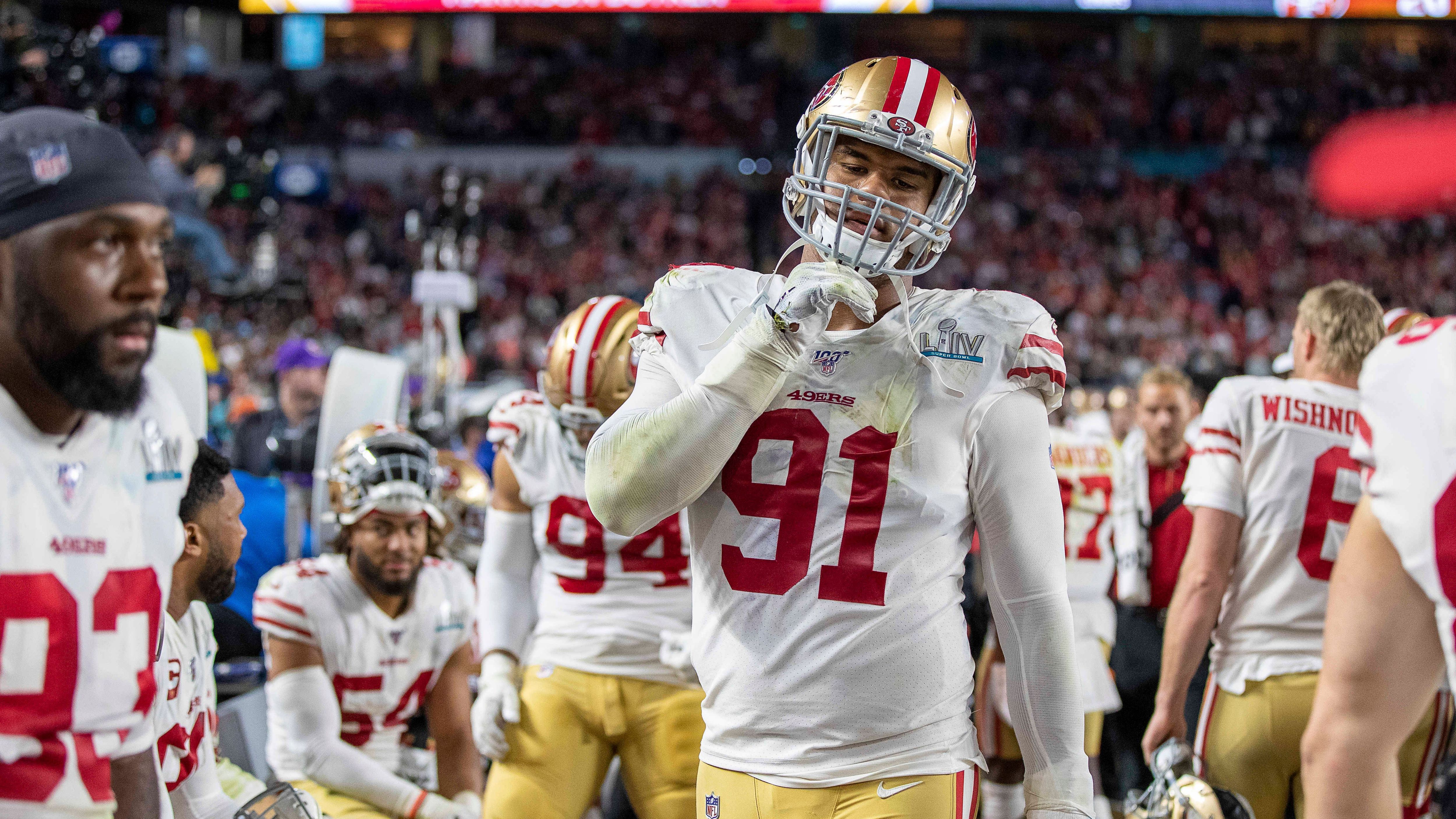 <strong>San Francisco 49ers: Arik Armstead<br></strong>So niedergeschlagen zeigte sich der Defensive Tackle nach dem verlorenen Super Bowl gegen die Chiefs. Nun bekommt er noch einmal eine Chance auf den großen Titel. Sollte er wieder gegen die Chiefs verlieren, könnte es langsam eng werden mit einem Ring. Denn auch der Erstrunden-Pick aus dem Draft 2015 gehört mit 30 Jahren nicht mehr zu den Jüngsten.