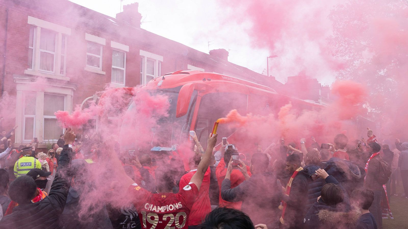 
                <strong>Stadion-Anfahrt im Pyro-Nebel</strong><br>
                Die Fans waren schon vor dem Anpfiff der Partie gegen den FC Chelsea komplett aus dem Häuschen. Auf diesem Bild soll sich irgendwo ein Mannschaftsbus verstecken.
              