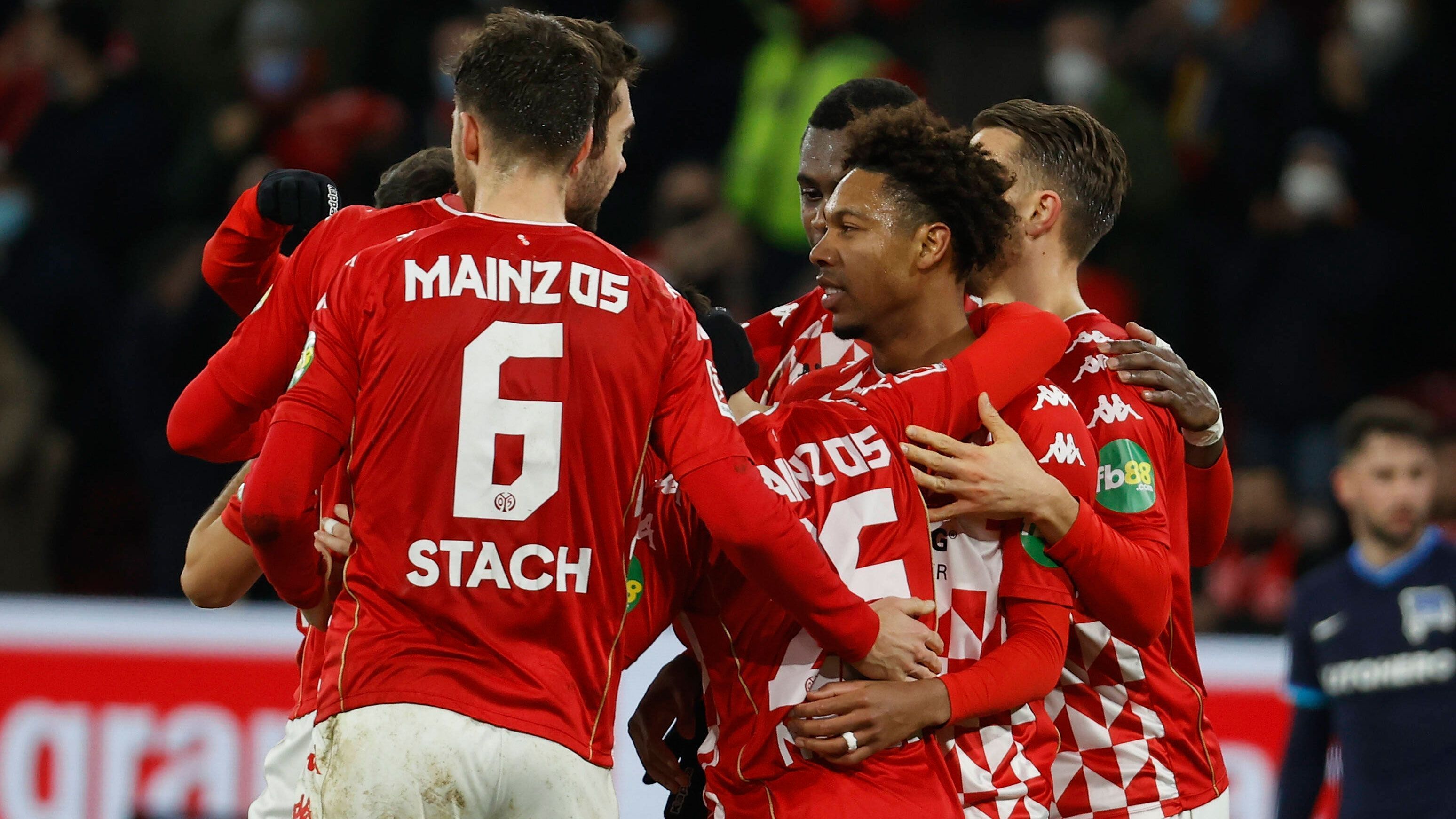 
                <strong>1. FSV Mainz 05</strong><br>
                Auch bei den Rheinhessen läuft es bislang, die "Nullfünfer" rangieren im Mittelfeld der Bundesliga-Tabelle und haben bereits sieben Punkte Vorsprung auf den Relegationsrang. Große Transferaktivitäten sieht Sportdirektor Martin Schmidt trotz kleinerer Verletzungssorgen in der Defensive nicht, wie er vor einem knappen Monat der "Bild"-Zeitung mitteilte.&#x2022; Aktuelle Gerüchte: Jean-Philippe Mateta (vorzeitiges Ende der Leihe an Crystal Palace), Faride Alidou (Hamburger SV) -<br>&#x2022; Mögliche Abgänge: -<br>&#x2022; Bereits fixe Transfers: -<br>
              