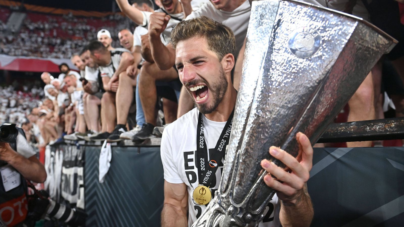 
                <strong>Pressestimmen zum Europa-League-Sieg von Eintracht Frankfurt</strong><br>
                HESSENSCHAU: "Eintracht gewinnt Europa-League-Finale nach Elfer-Drama. Eintracht Frankfurt hat sich die europäische Krone aufgesetzt. In einem packenden Europa-League-Finale besiegten die Hessen in Sevilla die Glasgow Rangers. Im Elfmeterschießen avancierte Keeper Kevin Trapp zum Helden des Abends."
              