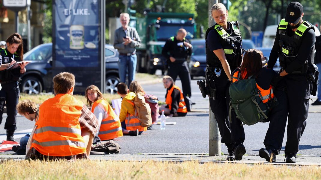 Insbesondere Straßenblockaden durch Festkleben verschafften der Klimaschutzbewegung Letzte Generation in den vergangenen Jahren Aufmerksamkeit.&nbsp;