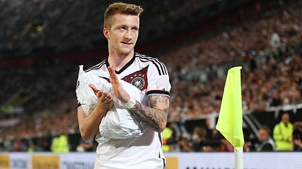 
                <strong>Marco Reus gibt auch ohne Führerschein Gas</strong><br>
                Marco Reus: Der Dortmunder fährt jahrelang ohne Führerschein, was nur durch einen Zufall auffliegt. Im März 2014 gerät der Flügelflitzer in eine Polizeikontrolle, legt eine gefälschte Fahrerlaubnis aus den Niederlanden vor. Am Ende des Jahres wird er zu einer Geldstrafe von 540.000 Euro verdonnert. Im DFB-Team ist Reus dennoch weiter gern gesehen. In diesem speziellen Fall ist Löw aber auch befangen: Der Bundestrainer verliert seinen Lappen 2014 selbst für sechs Monate, weil er in Flensburg zu viele Punkte angesammelt hat.
              