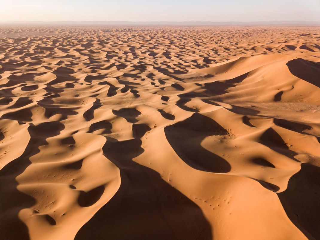 "Sterne gibt es wie Sand am Meer." Stimmt das? Nicht ganz. Erstaunlicherweise gibt es viel mehr Sandkörner auf der Erde als Sterne am Himmel. 2010 hat Andree Rossow aus Schleswig-Holstein 3 Stunden lang Sandkörner aus Spielsand gezählt und gewogen. Nach 3 Stunden hatte der Physiklehrer 1000 Sandkörner zusammen. Ergebnis: 1000 Sandkörner wiegen 1,855 Gramm. 70 Trilliarden Sandkörner bringen also um die 130.000 Milliarden Tonnen auf die Waage. Diese Menge dürfte locker in der Sahara herumliegen.