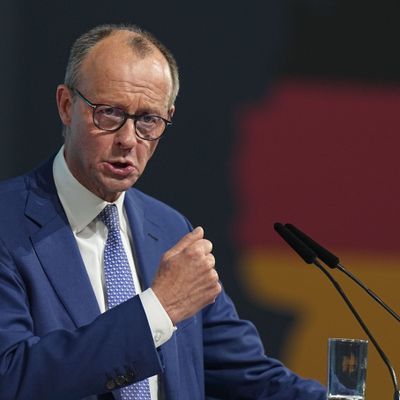 Die Persönlichkeitswerte von Unions-Kanzlerkandidat Friedrich Merz haben sich einer aktuellen Umfrage zufolge gegenüber August 2024 verschlechtert. 