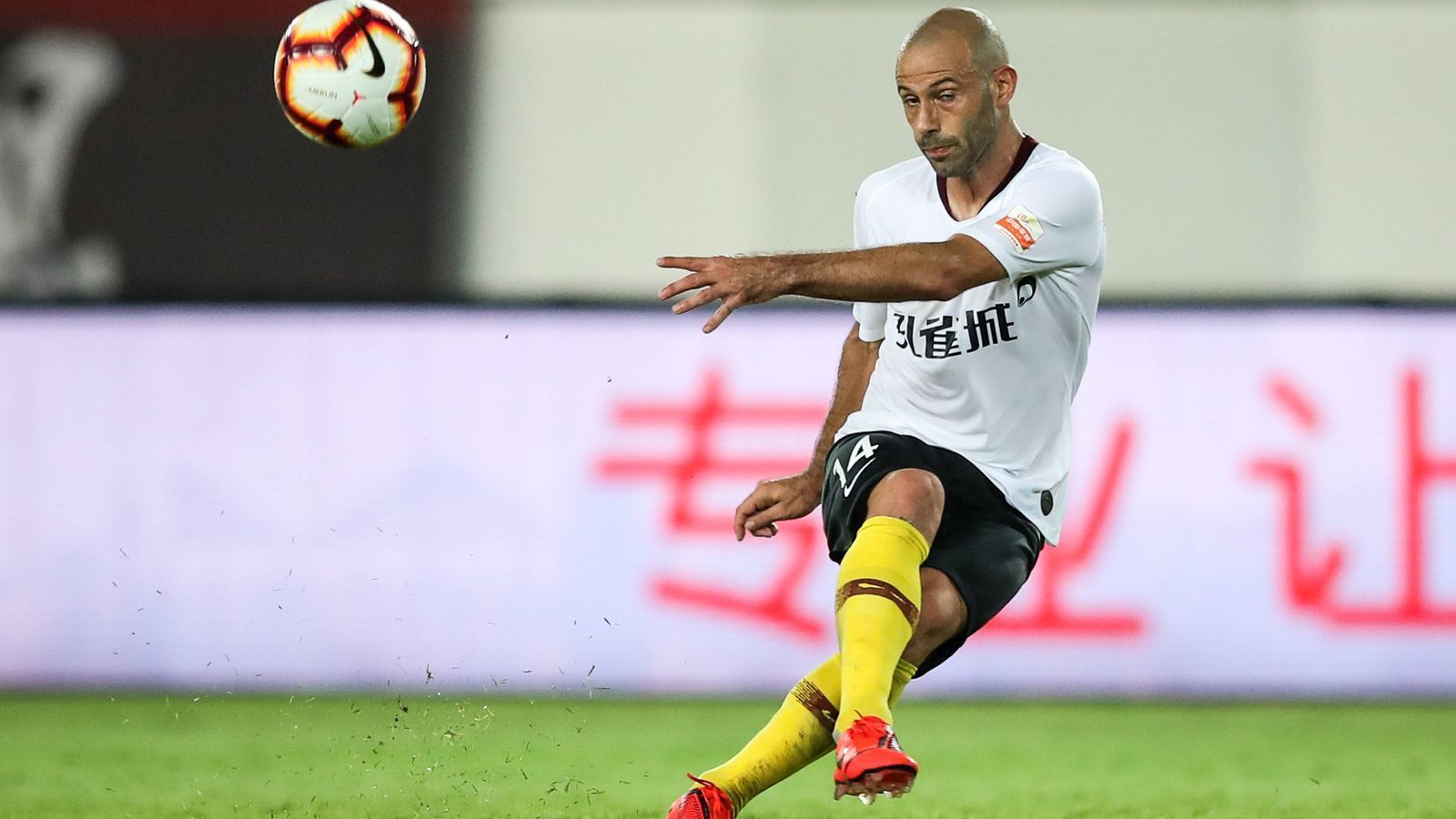 
                <strong>Javier Mascherano (Hebei Zhongji)</strong><br>
                Siebeneinhalb Jahre prägte Javier Mascherano eine unglaubliche Erfolgsära beim FC Barcelona, ehe der heute 35-Jährige dem Lockruf des großen Geldes aus China folgte. Seit Januar 2018 kickt der Argentinier nun für den chinesischen Klub Hebei Zhongji. Vom großen Fußball vergangener Tage ist der Ex-Nationalspieler in Fernost allerdings weit entfernt. Denn Hebei ist höchstens ein Mittelfeldklub der Super League - wenn überhaupt. Derzeit hängt das Mascherano-Team mit 13 Punkten mittendrin im Abstiegskampf. Mascheranos Vertrag läuft Ende 2019 aus.
              