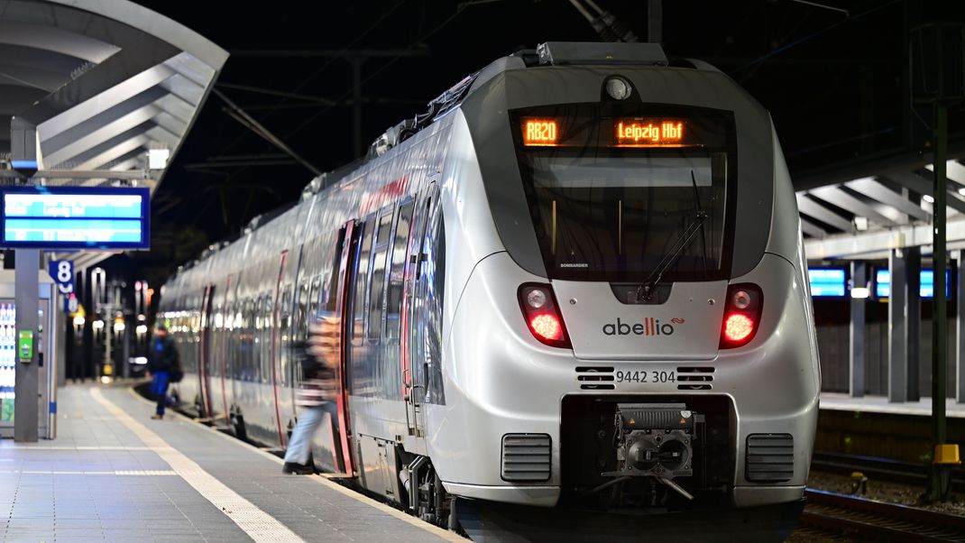 Dutzende Fahrgäste mussten die Regionalbahn verlassen und auf einen Ersatzzug warten.