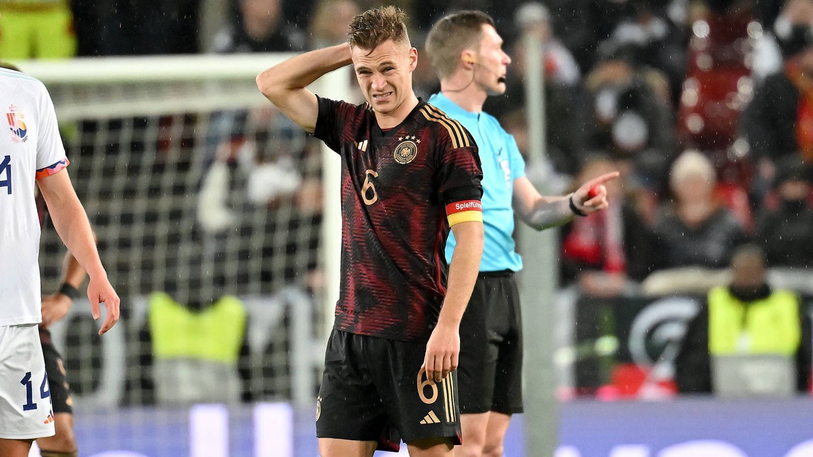 
                <strong>Joshua Kimmich: Nur nach außen ein Leader</strong><br>
                Das Problem mit Kimmich ist jedoch kein Neues, es zieht sich quasi wie ein roter Faden seit 2018 durch seine Karriere, auch bei der Nationalmannschaft. Erst beim vergangenen Spiel gegen Belgien zu sehen: Die "Roten Teufel" fressen die DFB-Elf in der Anfangsphase regelrecht auf. Erst als Emre Can reinkommt, wird es besser, weil dieser wie ein Leader agiert. Mit Willen, Leidenschaft, Einsatz und der Fähigkeit, mitzureißen. So jemand, der diese Attribute mitbringt, haben die Bayern höchstens in Matthijs de Ligt, aber nicht in Joshua Kimmich.
              