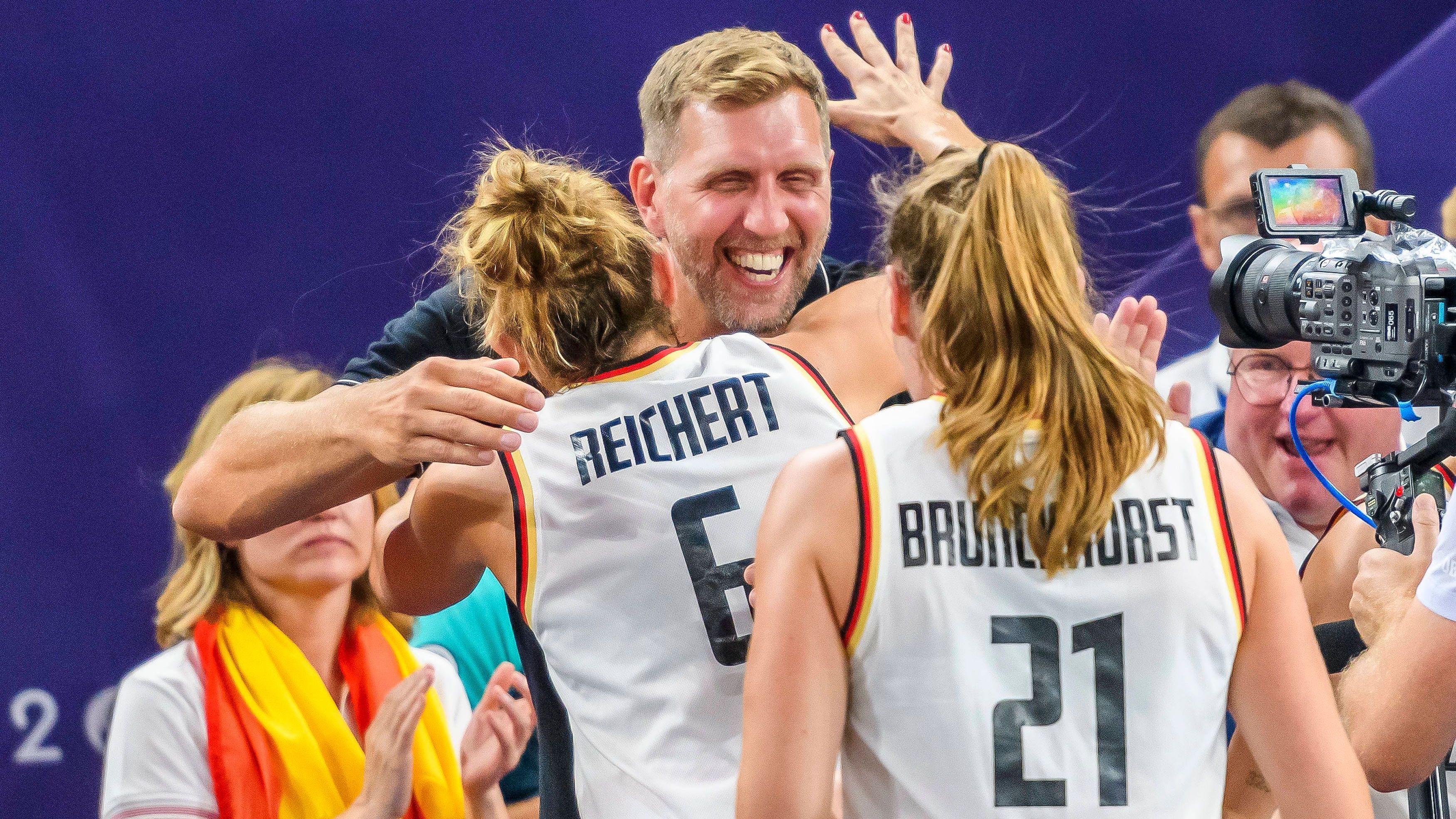 <strong>Olympia: Die besten Bilder des zehnten Tages</strong><br>Die erste deutsche Basketball-Medaille in der Geschichte Olympias ist eine goldene. Unter den Augen von Dirk Nowitzki holen die deutschen 3x3-Frauen sensationell Gold.