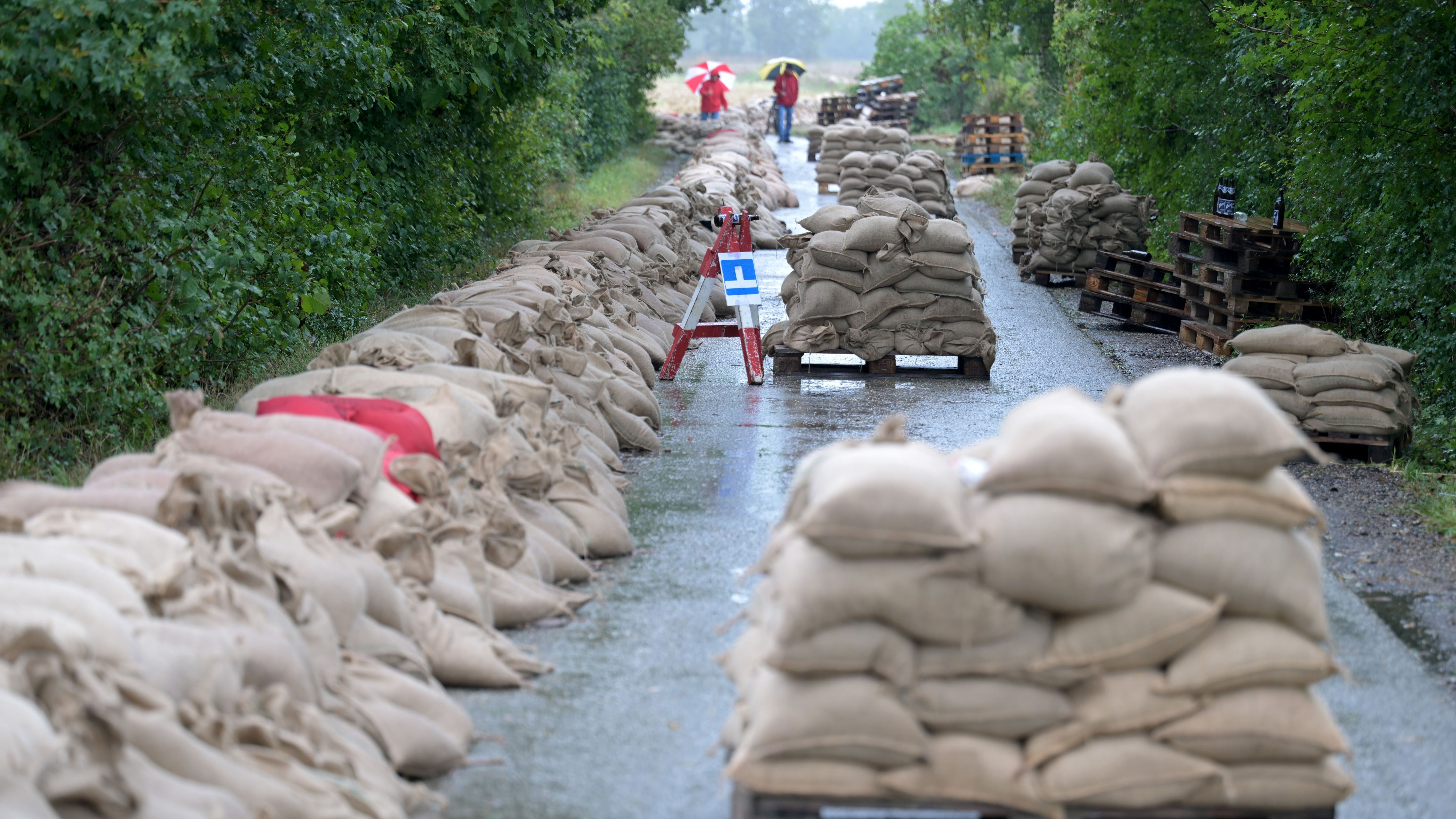 Hadersdorf am Kamp: Sandsäcke blockieren die Straße in der österreichischen Stadt. Es werden weiterhin starke Niederschläge und Hochwasser in Niederösterreich erwartet.