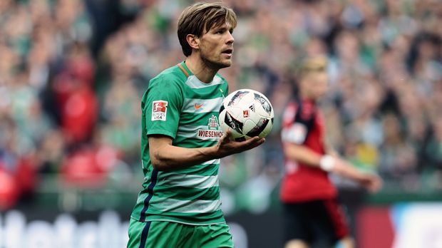 
                <strong>Clemens Fritz (SV Werder Bremen)</strong><br>
                Mit 36 Jahren war für Bremens Kapitän Clemens Fritz am Ende der Vorsaison ebenfalls Schluss. Fritz, der seit 2006 für die Hanseaten auflief, ist aber weiterhin im Verein tätig. "Ich habe die Zeit seit meiner Verletzung genutzt, um mir intensiv Gedanken über meine Zukunft zu machen und in meinen Körper hineinzuhorchen. Leider habe ich nach wie vor erhebliche Probleme mit dem Sprunggelenk, so dass es mir trotz aller Lust nicht möglich wäre, meine sportliche Laufbahn über den Sommer hinaus mit hundertprozentiger Fitness fortzusetzen", begründete Fritz seine Entscheidung. Ein Abschiedsspiel in der Bundesliga blieb dem Werder-Oldie verwehrt, weil er nicht mehr rechtzeitig fit wird vor dem Saisonende.
              