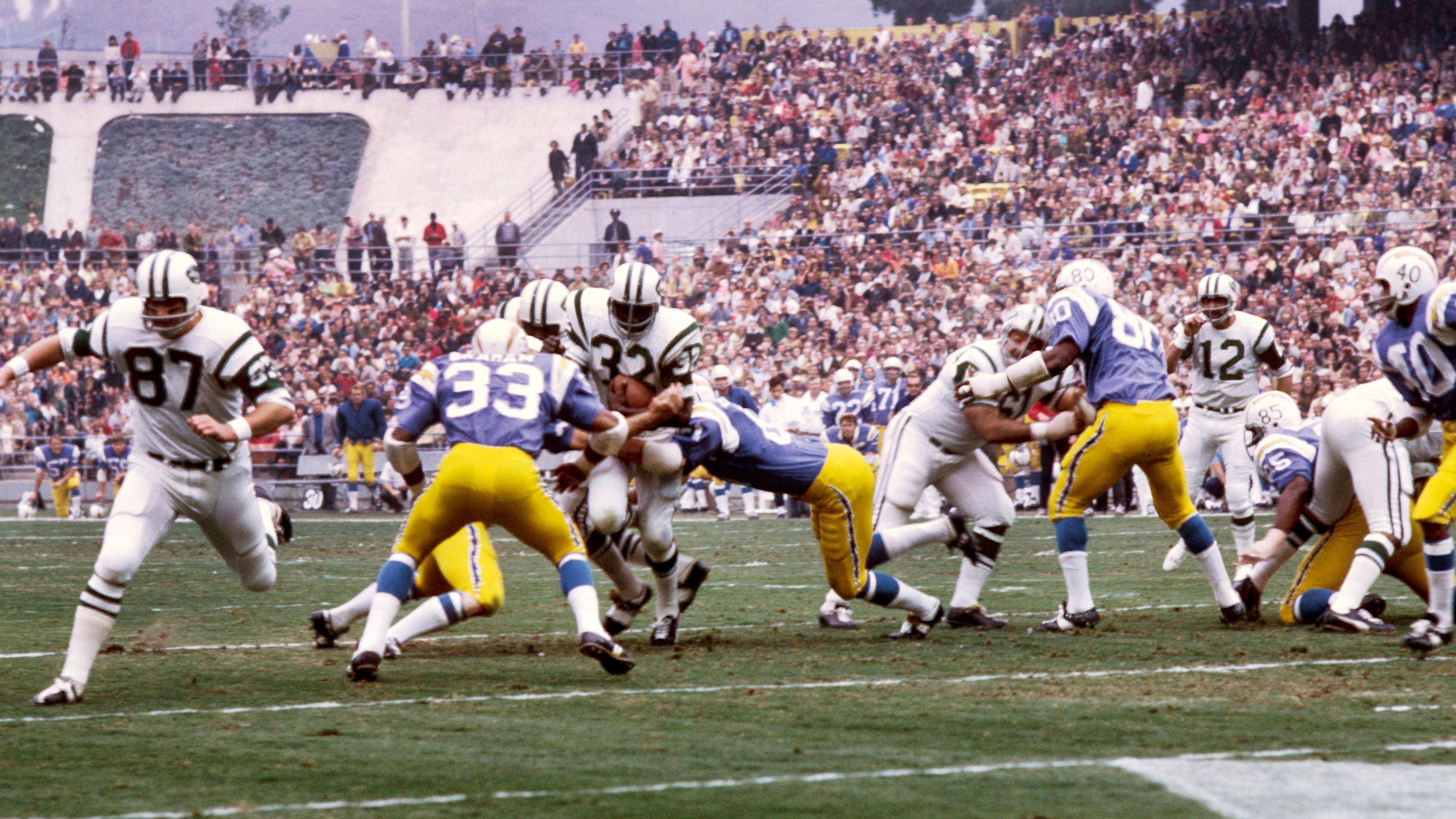 <strong>Platz 1: New York Jets von 1968 (Bilanz: 11-3, Super-Bowl-Champions, Head Coach: Weeb Ewbank)</strong><br>Den ersten Sieg eines Teams aus der kleineren AFL gegen das&nbsp; favorisierte Team (Baltimore Colts) der großen NFL im dritten Super Bowl betrachtet "Sports Illustrated" als den größten Meilenstein in der Geschichte des Profi-Football in den USA. Joe Namath, Quarterback der Jets, prognostizierte den Sieg seines Teams und sollte Recht behalten.