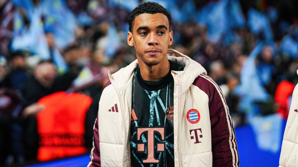 Jamal Musiala (FC Bayern Muenchen, 42) ENG, Aston Villa vs. FC Bayern Muenchen, Fussball, UEFA Champions League, Spieltag 2, Spielzeit 2024 25, 02.10.2024 ENG, Aston Villa vs. FC Bayern Muenchen, F...