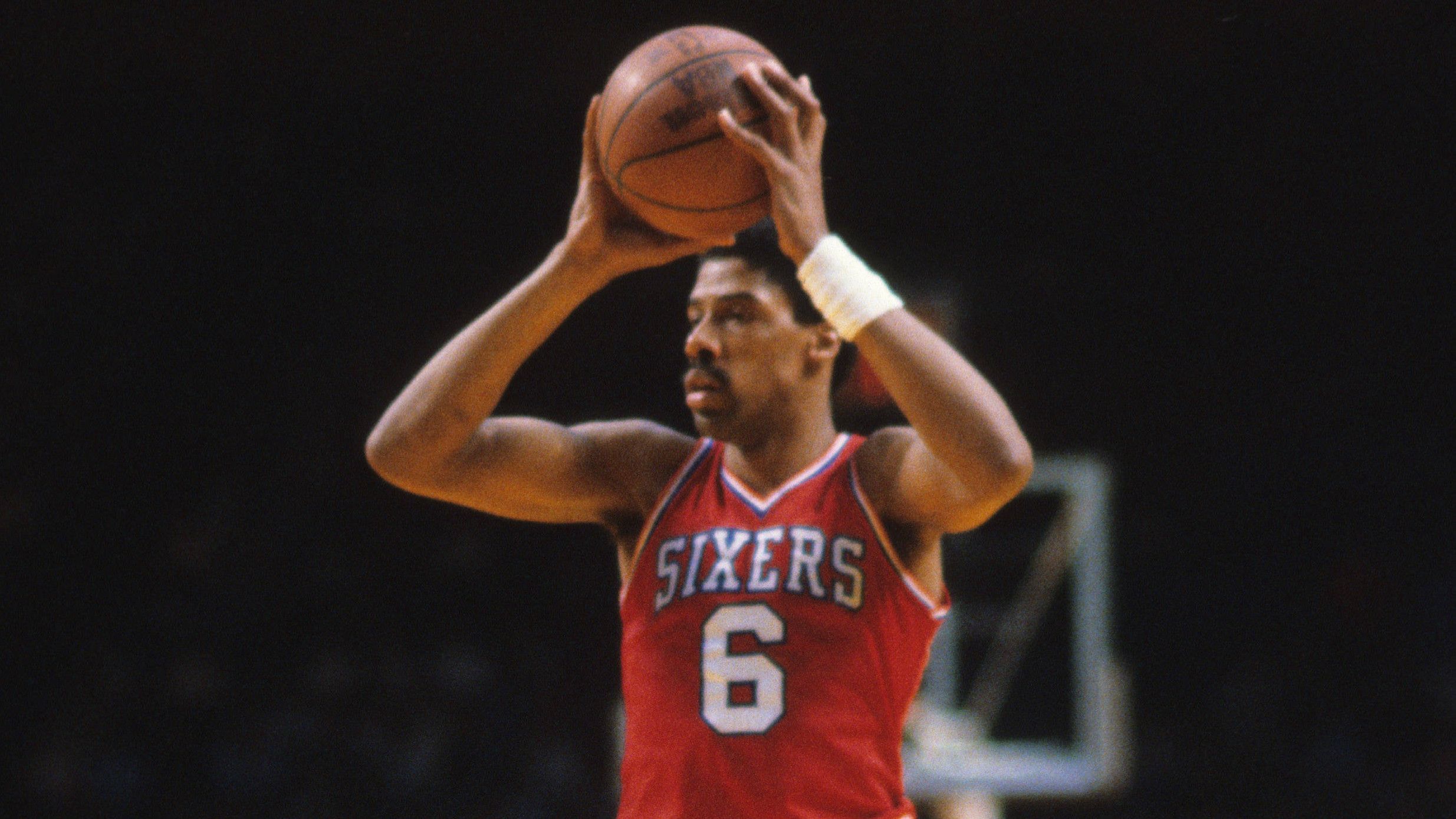 <strong>Julius Erving (Philadelphia 76ers)</strong><br>Jahr: 1979<br>Gegner: San Antonio Spurs<br>Statline: 28 Punkte, 7 Rebounds, 10 Assists, 5 Blocks, 5 Steals