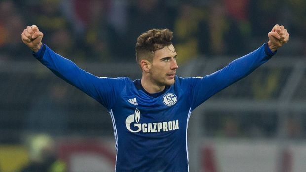 
                <strong>Was passiert auf Schalke?</strong><br>
                S04 ist im Fall Goretzka "all in" gegangen, ein Wechsel im Sommer 2017 und damit eine immer noch mehr als ordentliche Ablösesumme war laut Heidel nie ein Thema. Stattdessen ging seine riskante Rechnung fast auf: Unter Domenico Tedesco spielt Schalke eine Saison, die so stark ist, dass sie Goretzka durchaus zum Bleiben bewegen könnte. Von dem kolportierten Mega-Gehalt (für Schalker Verhältnisse) in Höhe von zwölf Millionen Euro ganz zu schweigen.
              