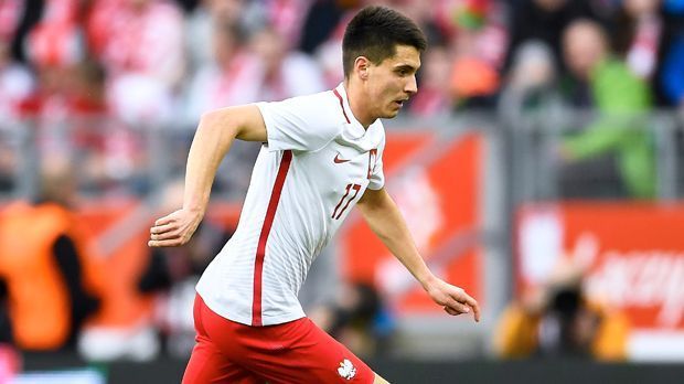 
                <strong>Bartosz Kapustka (Polen)</strong><br>
                Bartosz Kapustka (Polen): Der Linksaußen war einer der Überraschungen im polnischen Team. Das Achtelfinale gegen die Schweiz verpasste der 19-Jährige aufgrund einer Gelbsperre. Ansonsten kam er in jedem Spiel zum Einsatz. Das Talent des polnischen Erstligisten Cracovia Krakau kreierte mit seiner technischen Finesse einige Tormöglichkeiten. Außerdem stoppte Kapustka oftmals einen vielversprechenden Konter des Gegners mit einem taktischen Foul. Frankreichs N'Golo Kante und er sind mit drei Gelben Karten die Führenden dieser EM-Statistik. Ob clever oder ungestüm - Kapustka war ein wichtiger Faktor im polnischen Spiel.
              