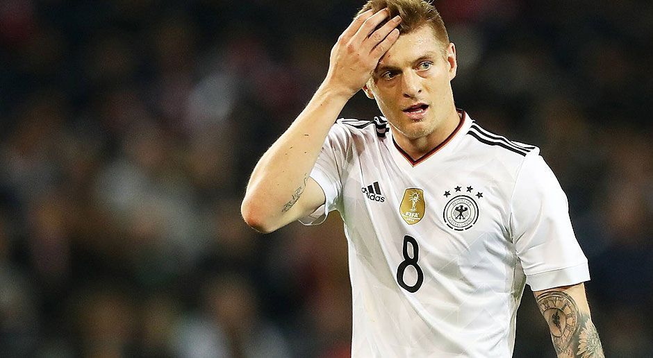 
                <strong>Toni Kroos</strong><br>
                Toni Kroos: War beim ersten Gegentor maßgeblich beteiligt, als er seinen Gegenspieler einfach laufen ließ und nicht attackierte. Ansonsten lenkte der Real-Kicker das deutsche Spiel in gewohnt souveräner Manier, ohne zu glänzen. ran-Note: 3
              