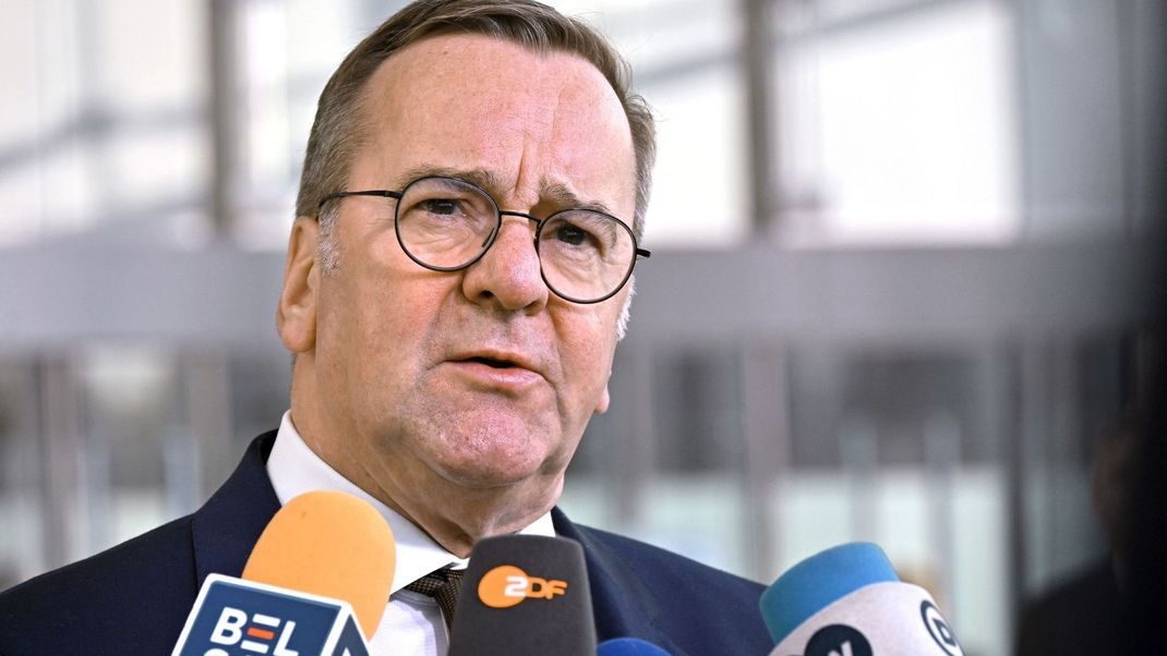 Der geschäftsführende Verteidigungschef Pistorius (Bild) hat neue Waffenlieferungen an die Ukraine angekündigt. (Archivbild)
