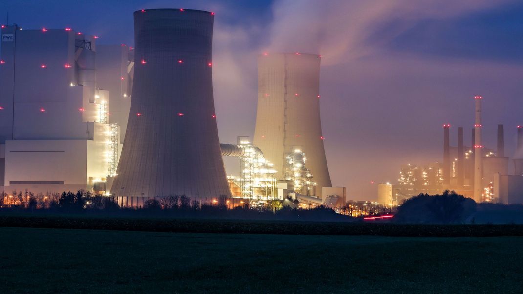 RWE Braunkohlekraftwerke Neurath I und II in Betrieb: Nach einer neuen Hochrechnung fällt der Energieverbrauch in Deutschland auf historisches Tief.
