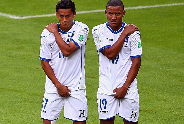 
                <strong>Frankreich vs. Honduras (3:0) - der Eier-Check</strong><br>
                Die Hondurianer Andy Najar (l.) und Luis Garrido fühlen noch kurz nach, ob auch noch alles an der richtigen Stelle sitzt ...
              