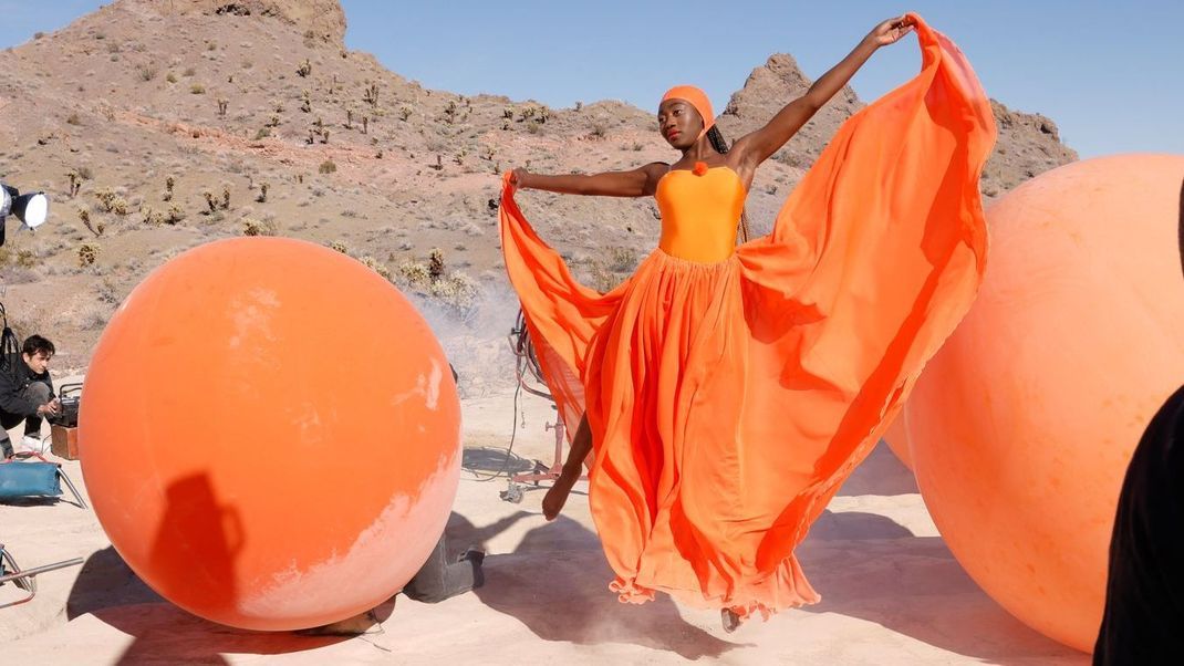 Somajia beim Shooting in der Wüste Nevadas in Woche 14.
