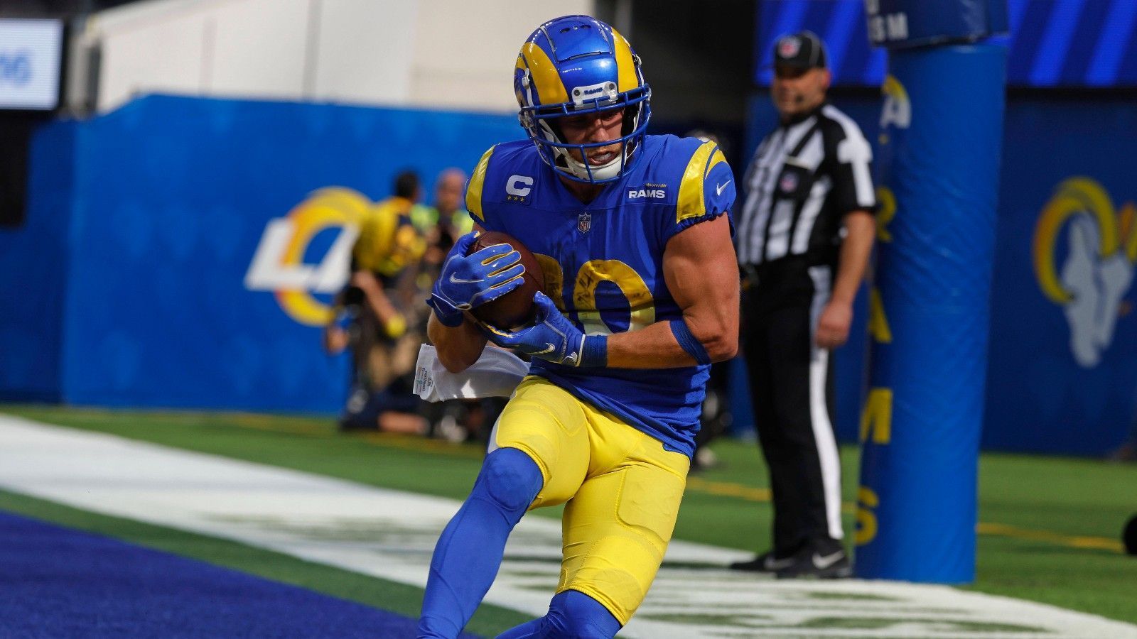 
                <strong>Platz 18: Los Angeles Rams</strong><br>
                &#x2022; Starter: Cooper Kupp, Van Jefferson, Ben Skowronek<br>&#x2022; Backups: Puka Nacua, Tutu Atwell, Lance McCutcheon<br>Cooper Kupp zählt zu den besten Passempfängern der Liga und wird von Head Coach Sean McVay und Quarterback Matthew Stafford regelmäßig in Szene gesetzt. Doch auch hinter dem Star-Receiver finden sich einige spannende Namen. Van Jefferson fehlt es noch etwas an Konstanz, er knackte aber vor zwei Spielzeiten bereits 800 Receiving Yards. Tutu Atwell kam situativ zum Einsatz und sorgte für ein paar Highlights. Ben Skowronek dient als variables Puzzlestück und fängt hier und da auch mal einen Ball aus dem Backfield. 
              