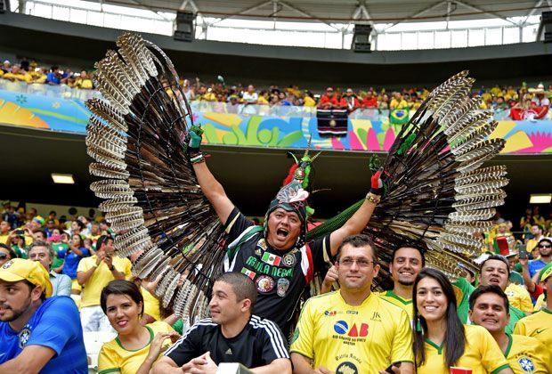 
                <strong>Verrückt, sexy, skurril: Fans in Brasilien</strong><br>
                Allein unter Brasilien-Fans: Kein Hindernis für diesen Mexiko-Fan. Dumm nur, dass der Adler-Mann seinen Sitznachbarn öfters mal die Sicht versperrte. Doch die Stimmung im Block war anscheinend trotzdem gut.
              
