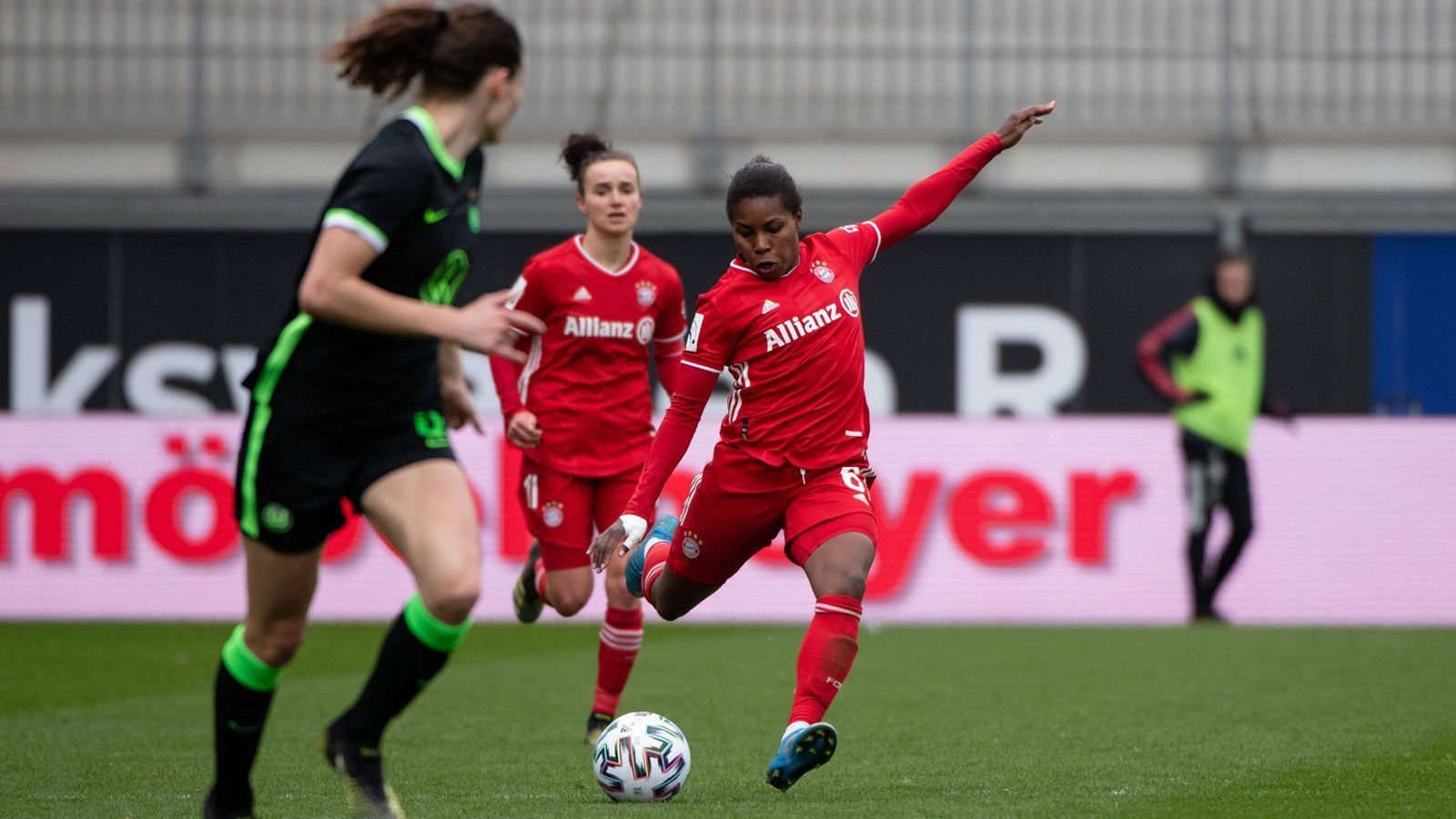 
                <strong>Pokal-Aus auch bei den Frauen</strong><br>
                Womit wir bei den Frauen des FC Bayern wären, die zuletzt ebenfalls im Pokal ausgeschieden sind. Alle 26 Pflichtspiele dieser Saison hatte die Mannschaft von Trainer Jens Scheuer zuvor gewonnen und dabei mehr als 100 Tore geschossen. Doch im Halbfinale des DFB-Pokals beim großen Rivalen VfL Wolfsburg am Ostersonntag verlor die Mannschaft überraschend klar mit 0:2 und war letztlich chancenlos. Der Traum vom Triple ist dahin.  
              