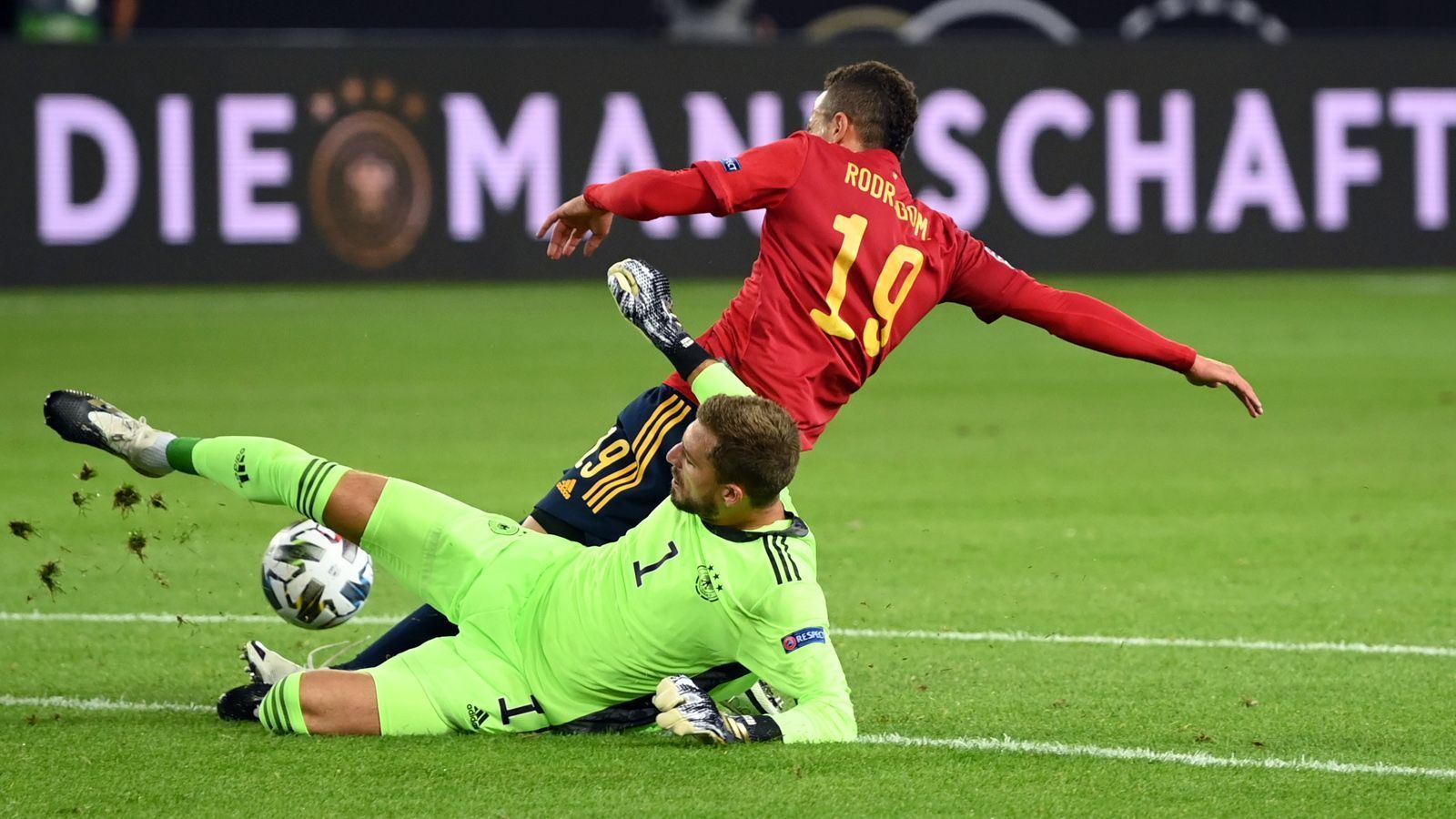 
                <strong>Kevin Trapp</strong><br>
                Der Ersatzmann von Stammtorwart Manuel Neuer erlebt anfangs einen eher ruhigen Abend, bei den wenigen Chancen der Spanier ist er zumeist auf dem Posten. In der 14. Minute wird es kurz ungemütlich, als Trapp an einem Fehlpass von Emre Can vorbeischlägt, die Situation dann aber per Grätsche entschärfen kann. Beim späten Ausgleich aus kurzer Distanz ist Trapp chancenlos. ran-Note: 3
              