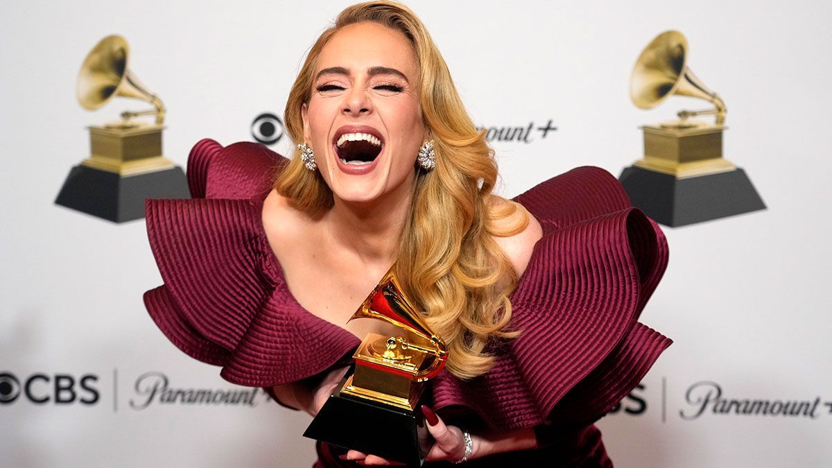 Bestes Pop Solo: Adele räumte auf den 65. Grammy Awards erneut ab und strahlt über beide Ohren – auffällig ist, auch sie trägt keine Halskette.