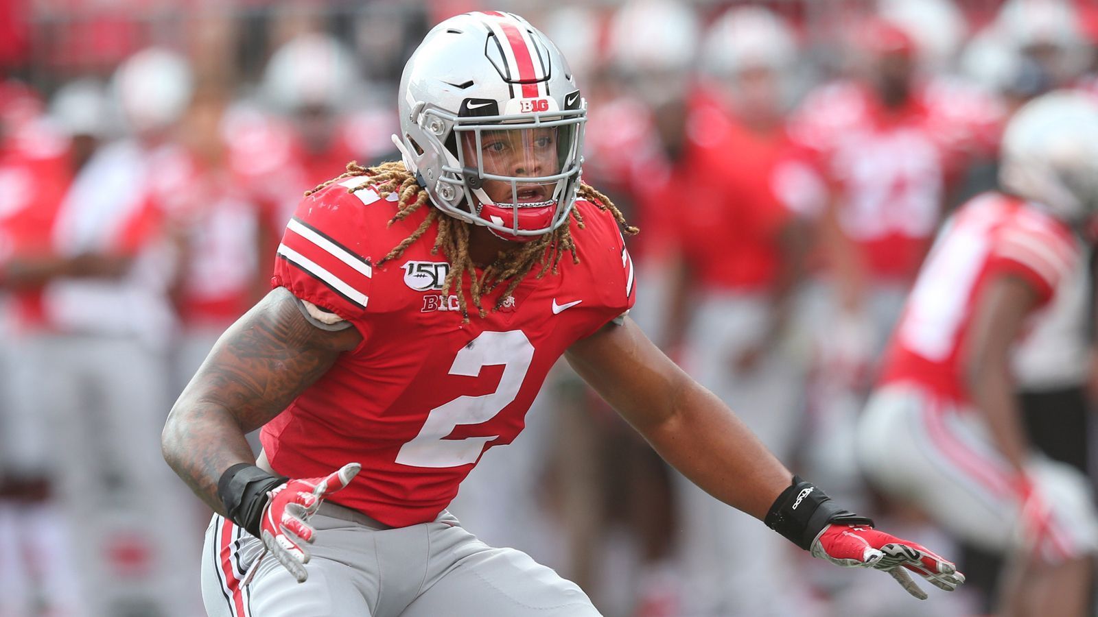 
                <strong>Chase Young (Ohio State Buckeyes)</strong><br>
                Ohio States Defensive End Chase Young meldet sich zum Draft 2020 an. Via Twitter  gab der Spieler bekannt, dass er auf sein Senior Year bei den Buckeyes verzichten werde: "Nach unglaublichen drei Jahren an der Ohio State ist es Zeit für mich, das nächste Kapitel zu beginnen. Ich bin überglücklich, endlich meine Teilnahme am NFL-Draft 2020 bekannt zu geben", erklärte der 20-Jährige: "Ich bin gespannt auf die Herausforderungen und Chancen, die vor mir liegen. Ich freue mich darauf, in diesem Frühjahr Teil einer neuen Familie in der NFL und von etwas Besonderem zu werden." In seinem zweiten Jahr am College verzeichnete Young in 13 Spielen 34 Total Tackles, 10,5 Sacks, fünf verteidigte Pässe und einen Forced Fumble. 2019 steigerte sich der Defensive End dann mit 46 Total Tackles, 16,5 Sacks und sieben Forced Fumbles in zwölf Spielen erneut und schaffte es in die Endauswahl der Heisman Trophy. Zudem gewann er die Bronko Nagurski Trohy für den besten Defensive Player des College-Jahres. Der Edge Rusher gilt als einer der Top-Prospects im kommenden Draft.
              