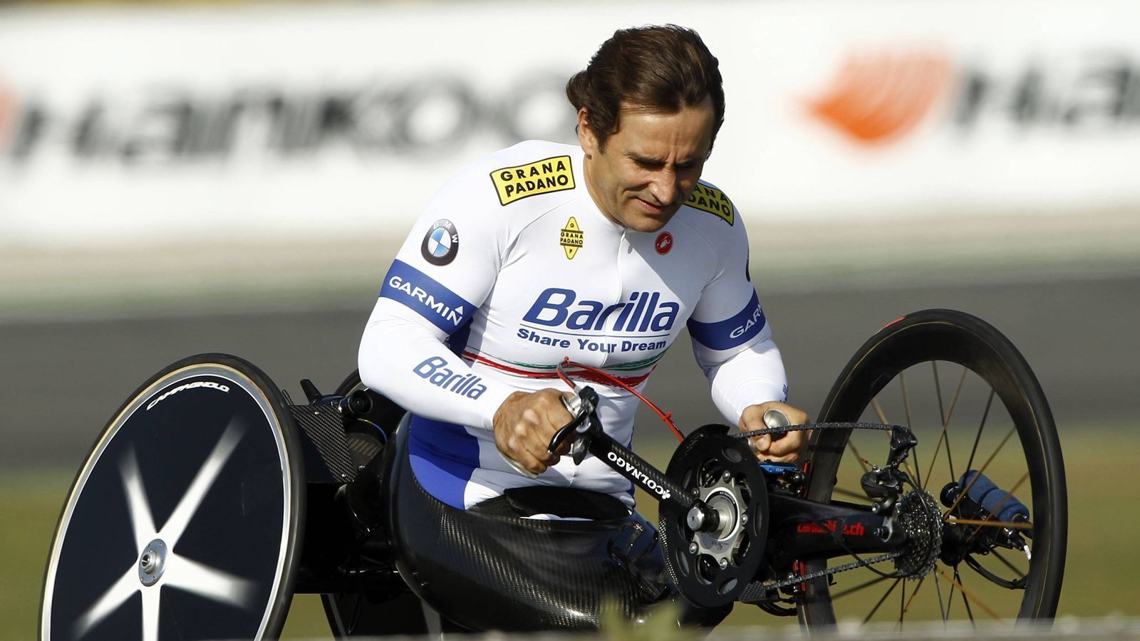 
                <strong>Karriere als Handbike-Fahrer</strong><br>
                Außerdem startet er 2007 eine Karriere als Handbike-Fahrer. Und da der Italiener nie halbe Sachen macht, ist er auch dort erfolgreich. Bei den Paralympischen Spielen 2012 in London gewinnt er zweimal Gold und einmal Silber, 2016 in Rio de Janeiro kann er diese Ausbeute wiederholen. Außerdem ist er sechsmaliger Weltmeister. 2014 nimmt er zudem am Ironman in Hawaii teil.
              