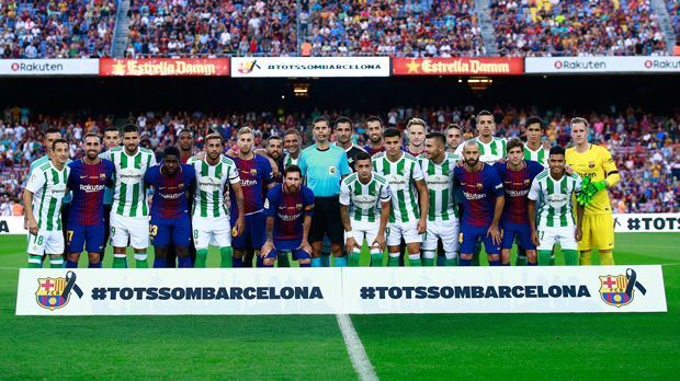 
                <strong>"Wir sind alle Barcelona"</strong><br>
                Unter dem Motto "totssombarcelona" (Wir alle sind Barcelona) versammelten sich die Akteure vor dem Spielbeginn demonstrativ und symbolisierten in dieser schwierigen Situation den Zusammenhalt unter den Spielern. 
              