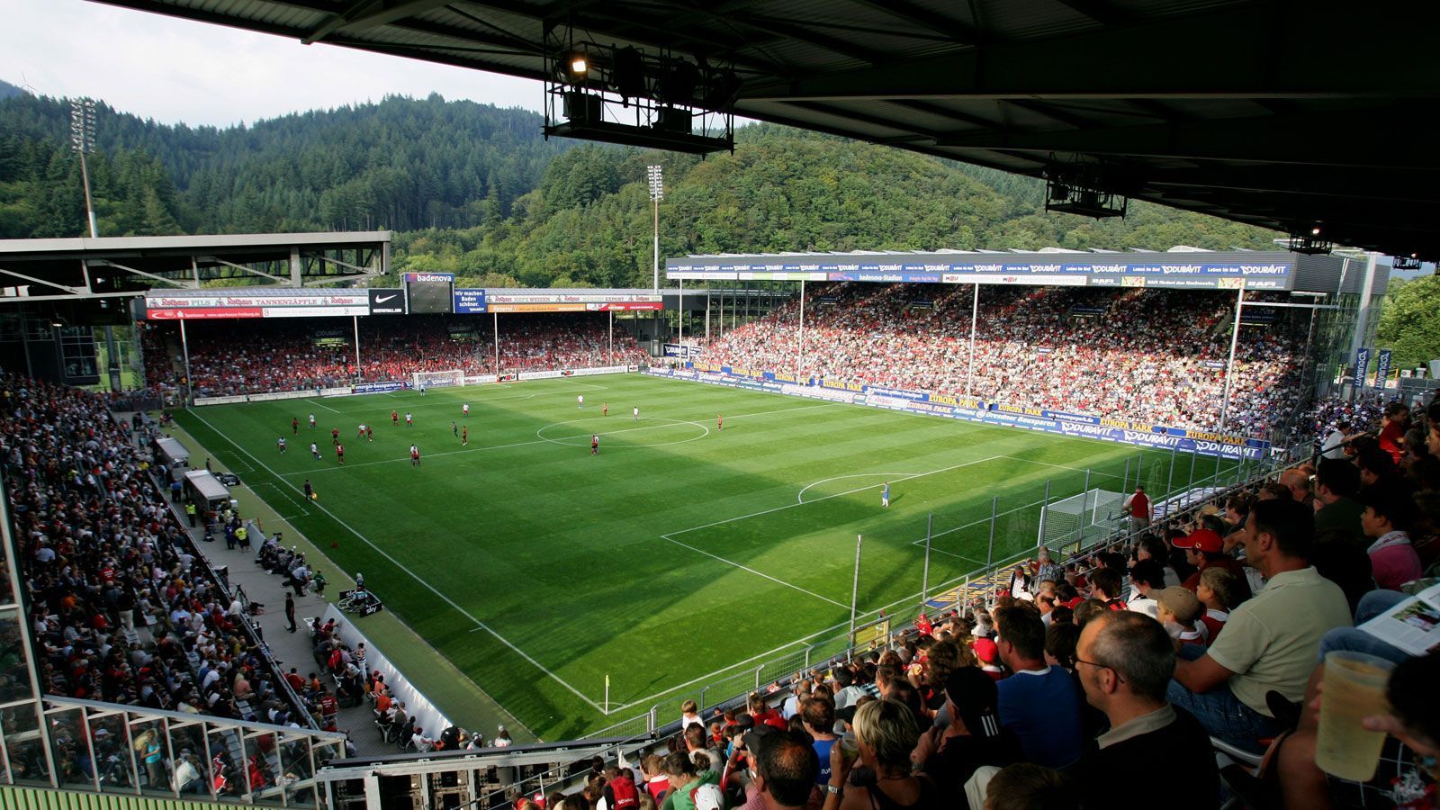 
                <strong>SC Freiburg</strong><br>
                Stadion: Schwarzwald-Stadion (24.000 Plätze)* - Zugelassene Fans am 4. Spieltag: 0 - Gegner: Werder Bremen - *Der SC Freiburg startet im alten Stadion in die neue Saison. Dauerkartenbesitzer und Mitglieder konnten sich für die Tickets registrieren. Gegen Bremen sollten eigentlich 3.800 Fans ins Stadion gelassen werden. Der Grenzwert wurde aber überschritten (37,2). Folge: Geisterspiel.
              