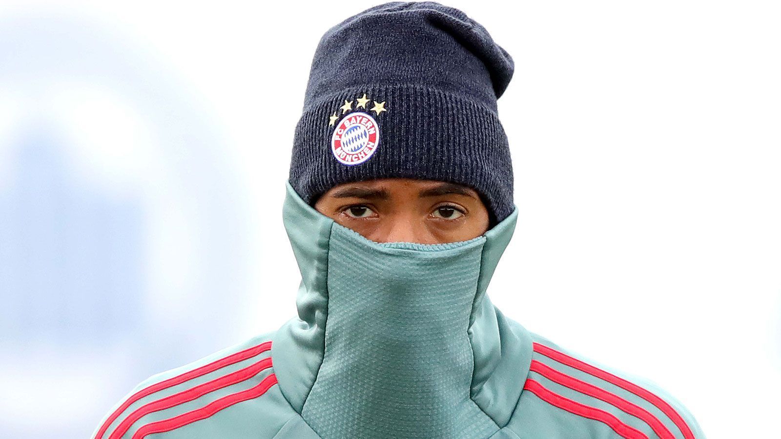 
                <strong>Verlierer: Jerome Boateng</strong><br>
                Die Fallhöhe bei Jerome Boateng war immens hoch. Stammspieler bei Bayern München, gesetzt in der Nationalmannschaft. Doch in dieser Saison ging es für den Innenverteidiger rapide bergab. Schlagzeilen schrieb er vor allem abseits des Rasens, mit Partys und anderen Projekten wie einer eigenen Brillenkollektion oder seinem "Boa"-Magazin. Beim Rekordmeister musste er sich hinter Niklas Süle und Mats Hummels anstellen, im Nationalteam folgte gar gleich die Ausbootung. Der Frust muss tief sitzen: Die Meisterfeier seines Vereins ließ Boateng sausen. Ein Verbleib über den Sommer hinaus wäre eine faustdicke Überraschung. Alles deutet auf einen Neustart im Ausland hin.
              