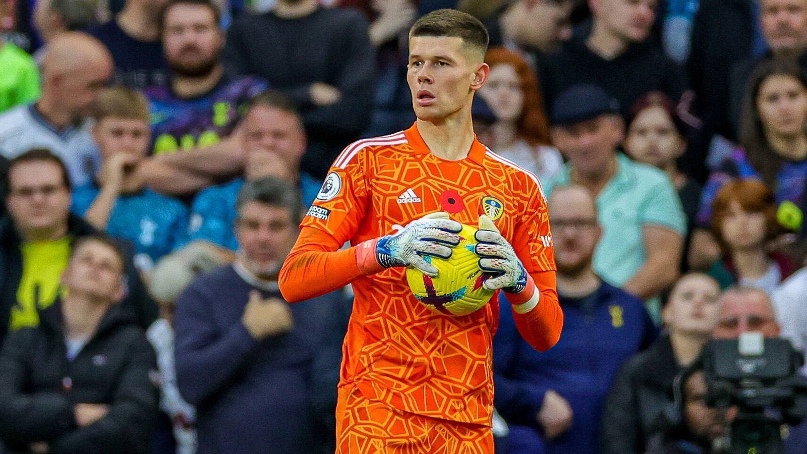 
                <strong>Illan Meslier (Leeds United)</strong><br>
                Der FC Bayern München blickt sich angeblich in der Premier League nach einem Ersatz für Manuel Neuer um. Laut englischen sowie französischen Medienberichten soll Illan Meslier von Leeds United auf der Liste von Sportvorstand Hasan Salihamidzic stehen. Der 22-jährige Torhüter ist Stammkraft bei den Engländern. Den Berichten nach soll es sogar schon Kontakt zum Berater des französischen U21-Nationalkeepers gegeben haben. Allerdings besitzt Meslier noch bis 2026 einen Vertrag in Leeds, zudem sollen auch Manchester United und der FC Chelsea interessiert sein. 
              