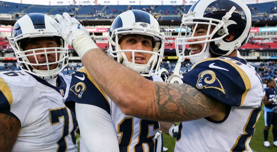 
                <strong>Passing Offense: Los Angeles Rams</strong><br>
                Die Rams mausern sich zu einem echten Favoriten auf die Super-Bowl-Teilnahme. Gegen die Titans warf Jared Goff vier Touchdownpässe auf drei verschiedene Receiver (Todd Gurley (2), Cooper Kupp und Sammy Watkins) und erreichte insgesamt 301 Yards Raumgewinn durch die Luft. Gesamtpunktzahl: 36
              