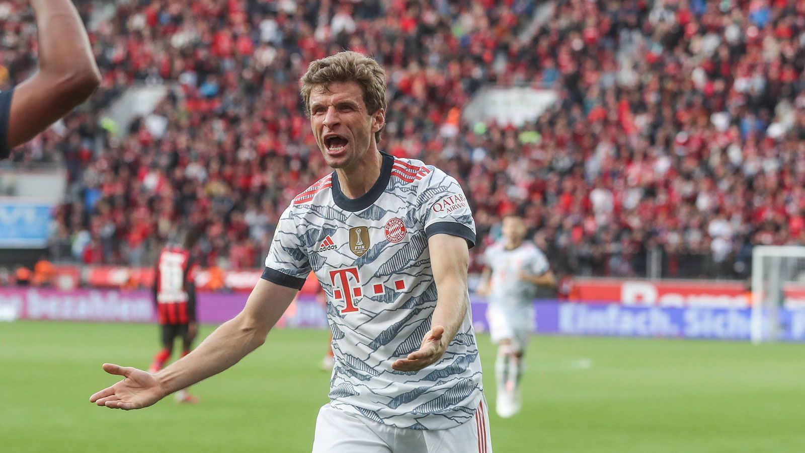 
                <strong>Thomas Müller</strong><br>
                Genießt wie Gnabry und Sane viele Freiheiten im Zentrum, die er immer wieder für kluge Zuspiele nutzt. Selbst wird er zunächst nicht torgefährlich, bevor er dann binnen 62 Sekunden ein Tor und ein Assist beisteuert. ran-Note: 1
              