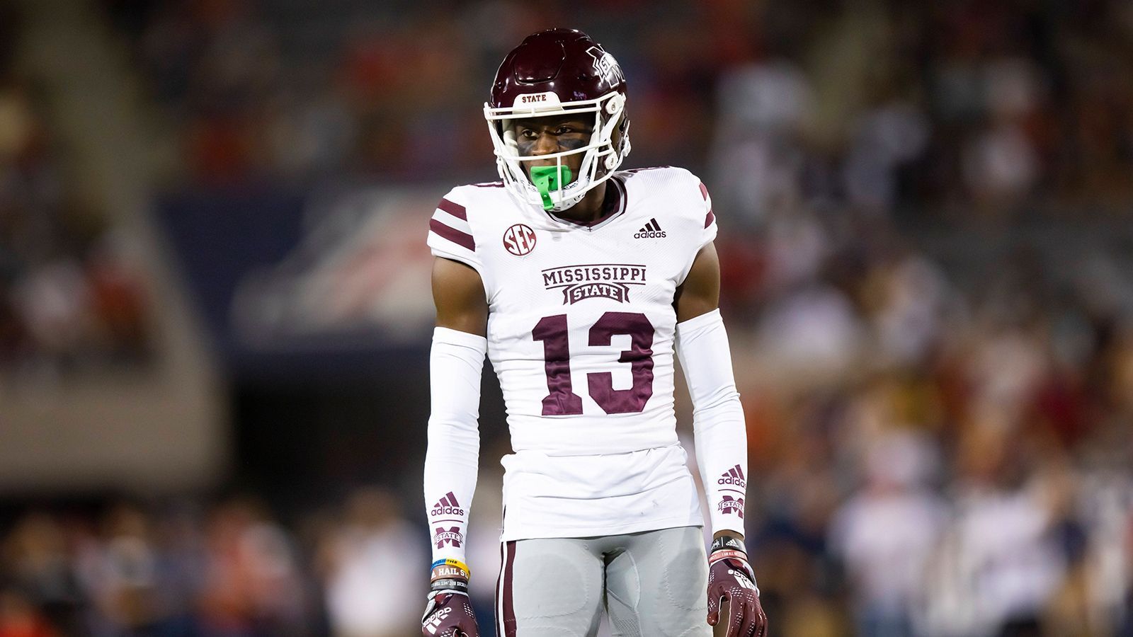 
                <strong>6. Platz: Emanuel Forbes, Mississippi State Bulldogs</strong><br>
                Für Emanuel Forbes braucht es eine besonders Rolle in der NFL. Der drahtig gebaute Cornerback bringt lediglich 75 Kilogramm auf die Waage. Forbes muss im Raum verteidigen, nicht in Manndeckung an der Line of Scrimmage. Aus dieser Rolle heraus kann er sein hohes Tempo, seine Antizipation und seine Länge ausspielen. Forbes verfügt zudem über ein gutes Näschen für den Football, er sammelte in drei Spielzeiten 14 Interceptions. Trotz seiner Maße ist er gewillt, den Lauf zu verteidigen und setzte einige gute Tackles. Allerdings darf von ihm nicht erwartet werden, dass er physisch an der Line of Scrimmage gegen bullige Receiver spielt. 
              