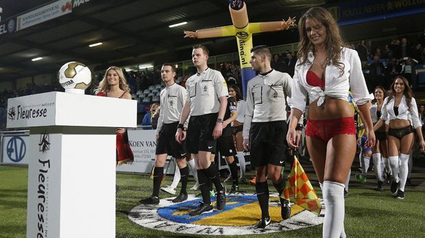 
                <strong>Sexy Einlauf-Models</strong><br>
                ... und auch die Schiedsrichter scheinen sich über diese ungewöhnliche Einlauf-Begleitung zu freuen! Der Ball spielt auf einmal nur noch eine Nebenrolle. 
              