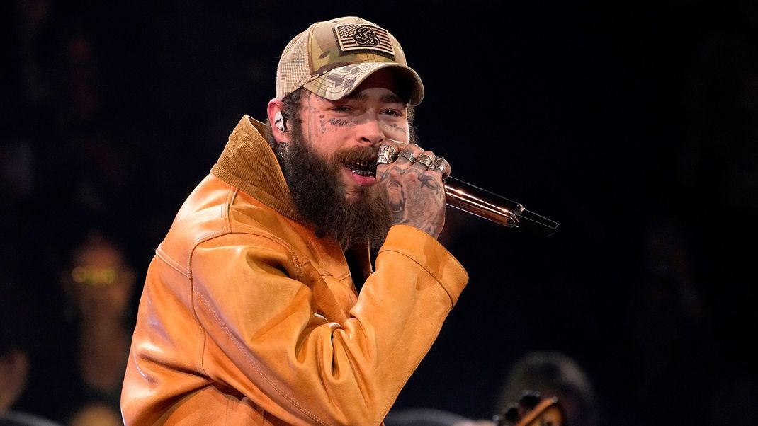 Musiker Post Malone bei den 57th Annual CMA Awards. - nächsten Monat wird er auf der Super-Bowl-Bühne "America The Beautiful" singen.