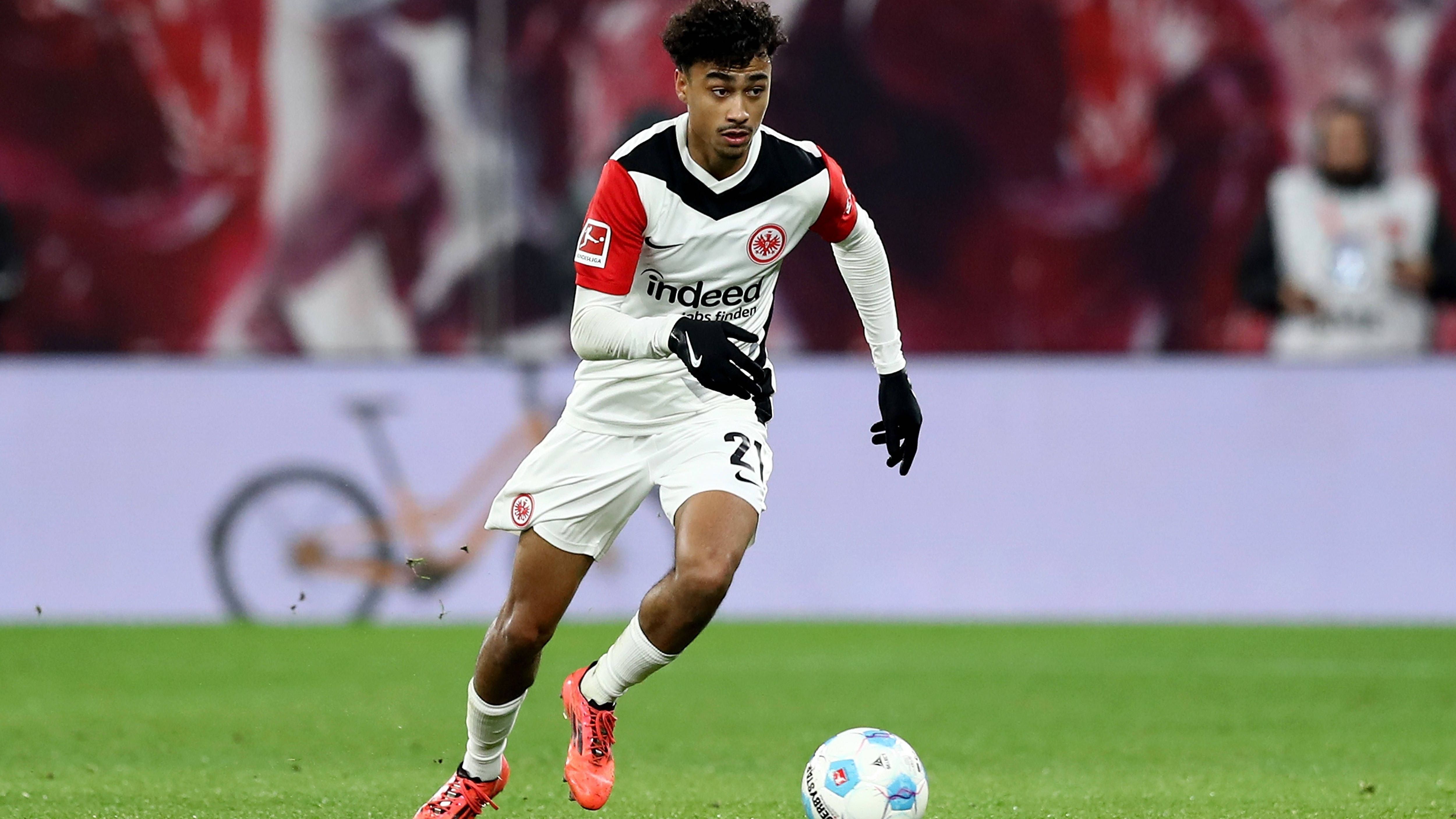 <strong>Nathaniel Brown (Eintracht Frankfurt)</strong>&nbsp;<br>Zunächst sah es für den aus Nürnberg gekommenen Außenverteidiger bei den Hessen gar nicht mal so gut aus. Der 21-Jährige feierte erst Ende Oktober sein Bundesliga-Debüt. Seitdem geht es für den Youngster aber steil bergauf. Insbesondere offensiv konnte Brown mit drei Toren und drei Assists in acht Bundesligaspielen glänzen. Doch auch defensiv verzeichnete er zahlreiche Ballgewinne - Trend steigend.