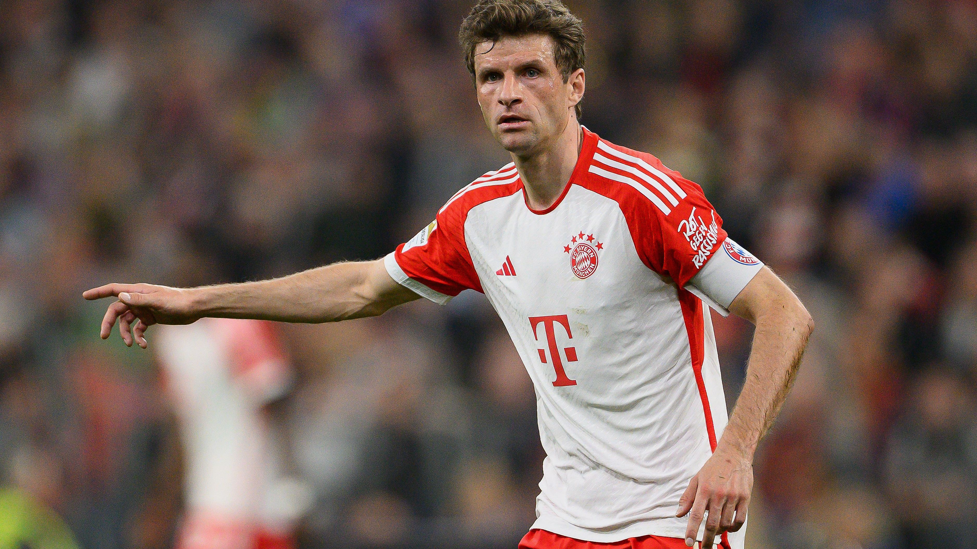 <strong>Thomas Müller - BLEIBT</strong><br>Obwohl nicht mehr Stammspieler, ist Thomas Müller nach wie vor das Gesicht des FC Bayern. Seinen Vertrag hat der Publikumsliebling bereits bis 2025 verlängert, es könnte die letzte Profisaison des 34-Jährigen werden, der zuletzt unter Tuchel zwischen Startelf und Bank pendelte. Ein vorzeitiger Abschied im Sommer ist ausgeschlossen, auch wenn die Einsatzzeiten immer weiter zurückgehen.