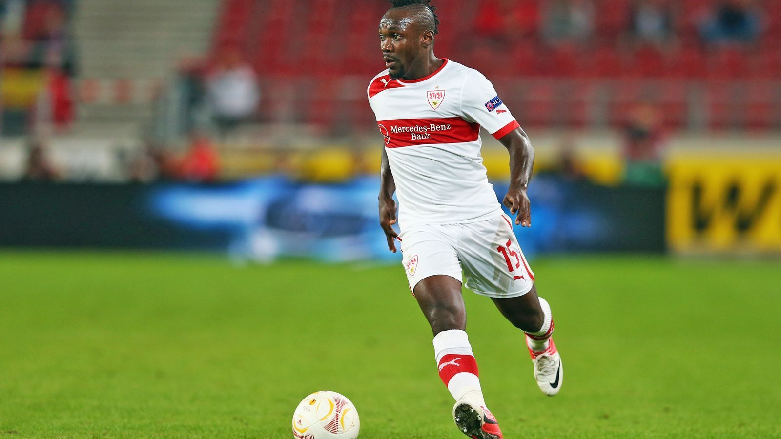 
                <strong>ABWEHR: Arthur Boka (VfB Stuttgart)</strong><br>
                Der exzentrische Linksverteidiger war einer der besten, die es 2012/2013 in der Bundesliga gab. Stark im Zweikampf, unglaublicher Offensivdrang und dank Freundin Gina-Lisa Lohfink immer mit einer nicht jugendfreien Story in der Presse. Legende!
              