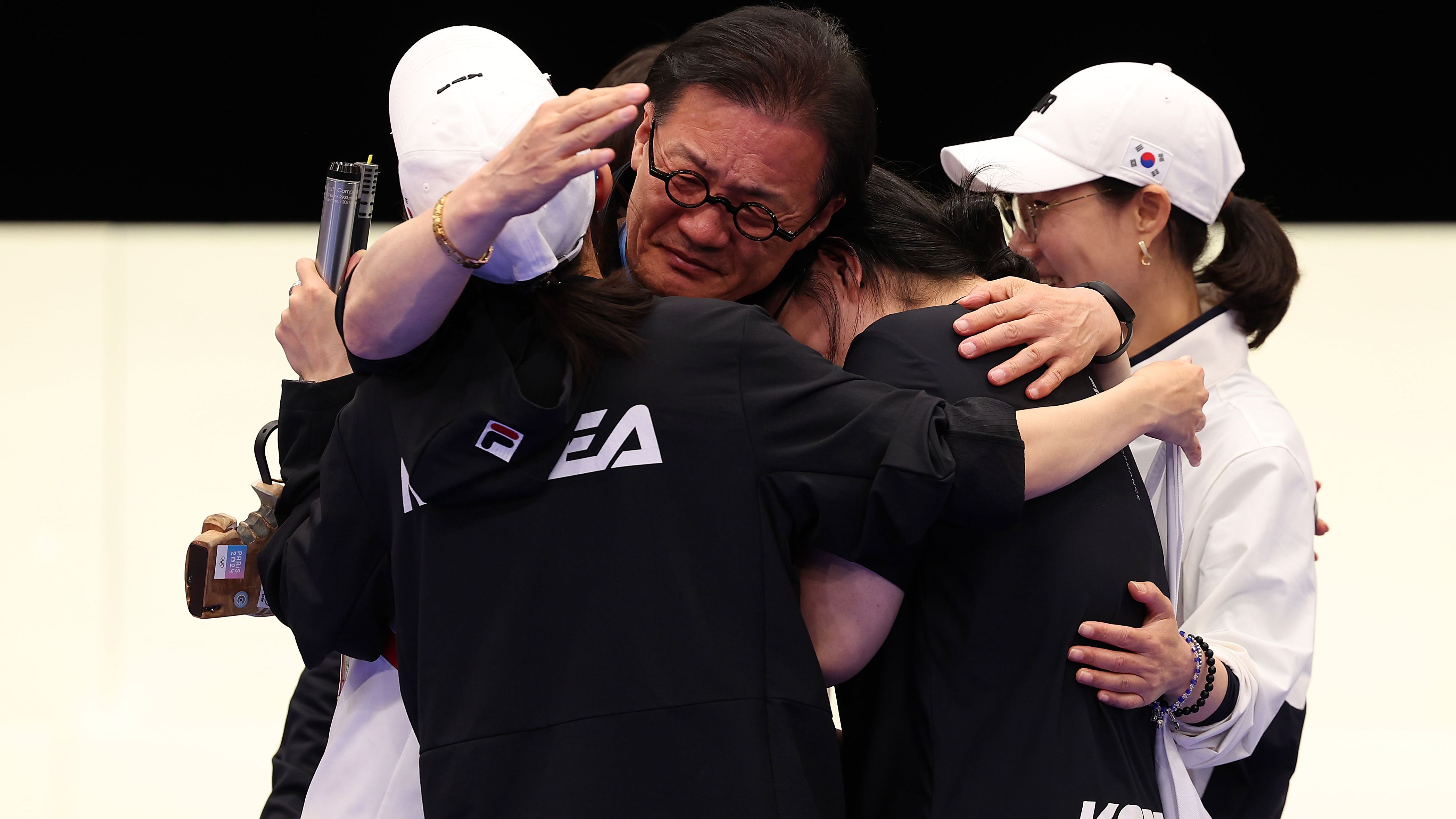 <strong>Olympia 2024: Die besten Bilder des zweiten Tages</strong><br>Die beiden Südkoreanerinnen Ye Jin und Yeji Kim feiern ihre Gold- beziehungsweise Silbermedaille im 10-Meter-Luftpistolen-Finale und lassen ihren Emotionen freien Lauf. Ersterer gelingt mit einer neuen olympischen Bestmarke sogar ein historischer Erfolg.