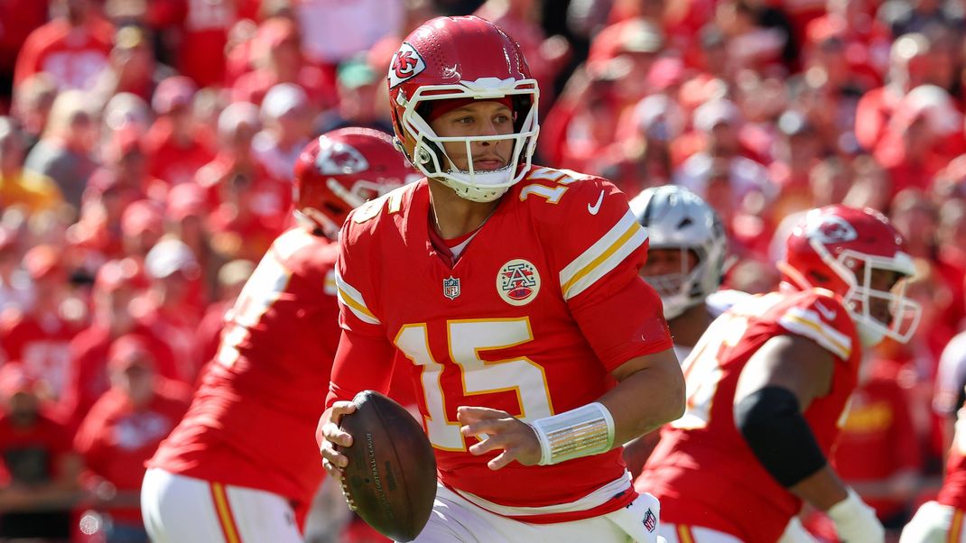 October 19, 2025:Kansas City Chiefs quarterback Patrick Mahomes 15 looks to pass during an NFL, American Football Herren, USA football game against the Las Vegas Raiders at GEHA Field at Arrowhead Stadium in Kansas City, MO. /CSM Kansas City United States of America - ZUMAc04_ 20251019_zma_c04_472 Copyright: xDavidxSmithx