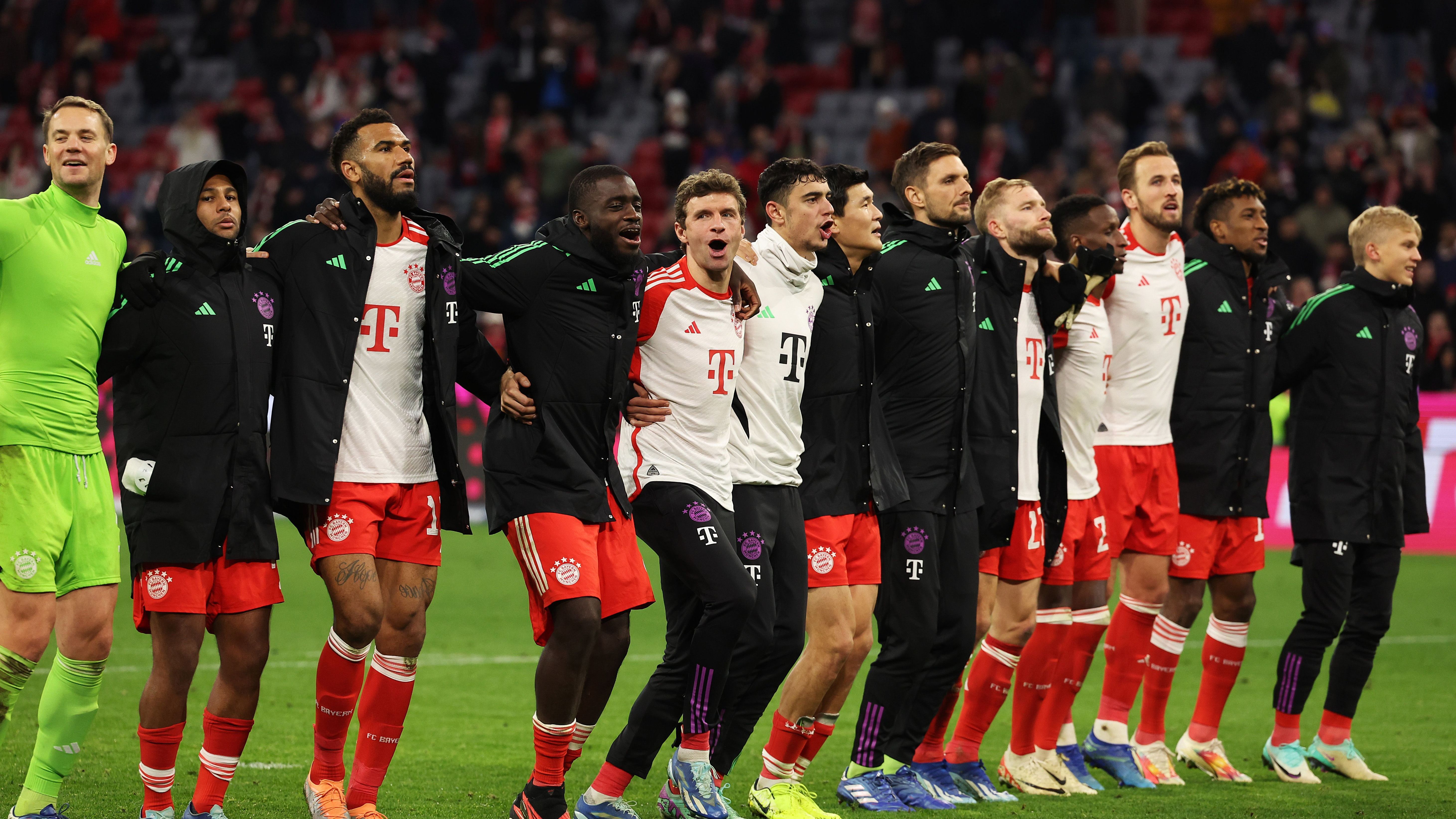 <strong>Fünf Siege am Stück: Mit breiter Brust nach Köln</strong><br>Obwohl die Münchner vor dem Duell in Köln - wie schon im Mai 2023 - nicht Tabellenführer sind, sollte die Mannschaft des Rekordmeisters dieses Mal mit extrem breiter Brust in die Domstadt reisen. Immerhin gewannen die Bayern zuletzt fünf Bundesliga-Partien in Folge und erzielten dabei 22 Treffer.&nbsp;