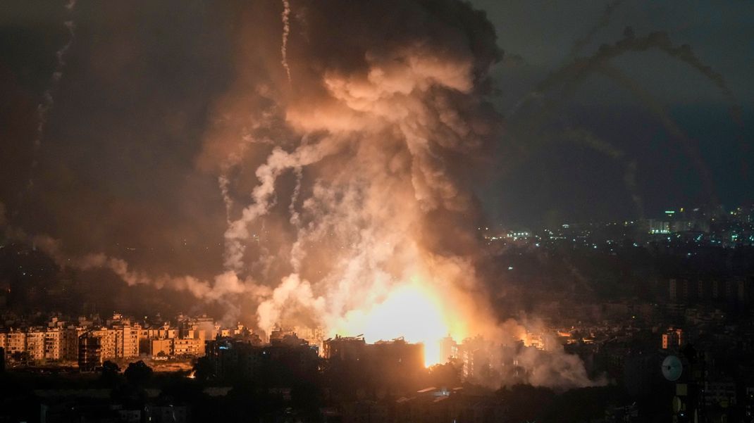 Flammen und Rauch steigen auf nach einem israelischen Luftangriff in Dahieh, Beirut, Libanon.