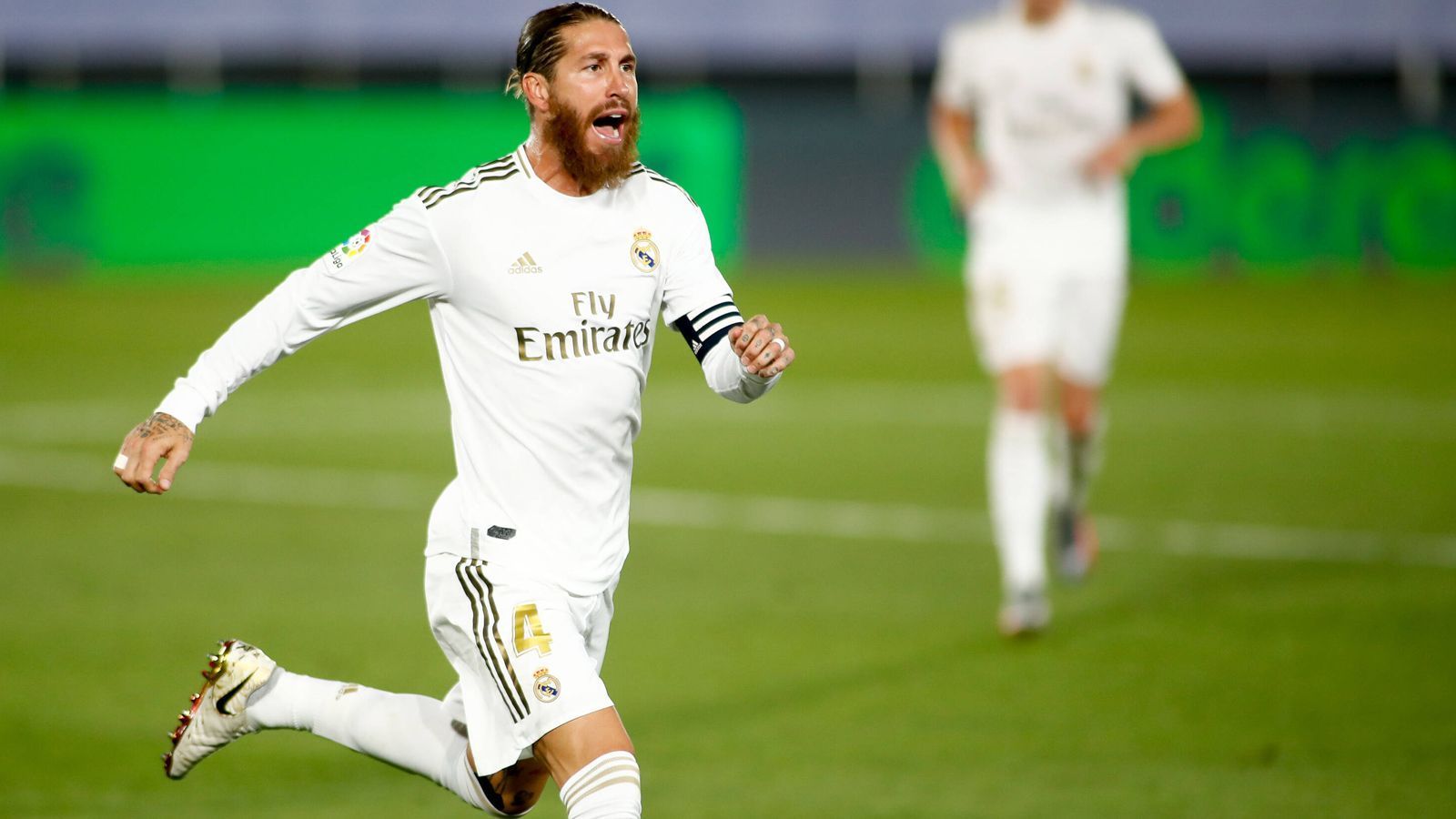 
                <strong>Abwehr: Sergio Ramos (Real Madrid)</strong><br>
                Der ewige Sergio Ramos. Kein Innenverteidiger ist so torgefährlich wie der Spanier. Der Kapitän von Real Madrid erzielte in der Saison 2019/20 elf Saisontore – die meisten per Kopfball oder vom Elfmeterpunkt. In der Defensive hält der 34-Jährige noch immer den Laden dicht und führte Real so zur Meisterschaft. Auch in der spanischen Nationalmannschaft überlebte Ramos den Umbruch und ist mittlerweile Rekordnationalspieler.
              