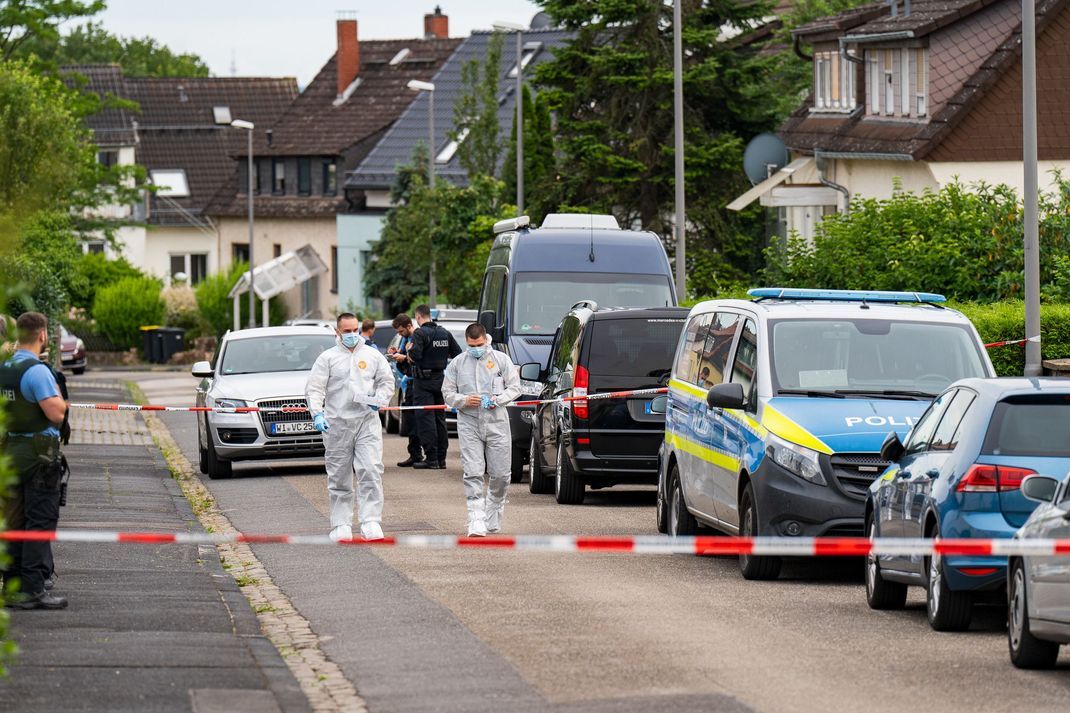 Polizei und Spurensicherung sind vor einem Haus im Ortsteil Kohlheck im Einsatz. In Wiesbaden sind bei einer Gewalttat im familiären Umfeld zwei Menschen getötet worden. 